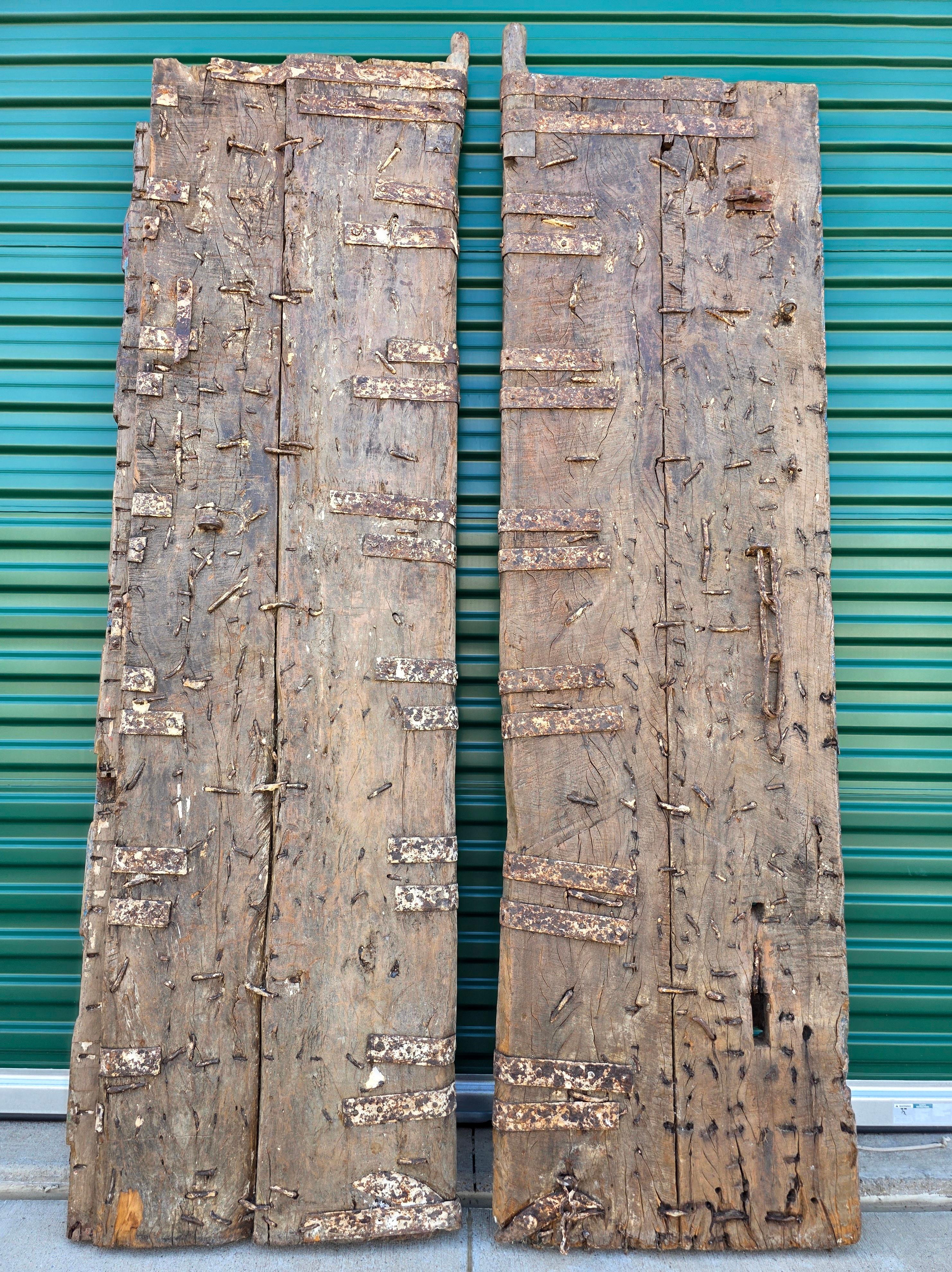 Paire de portes anciennes en bois de teck peintes sur métal, récupération architecturale d'un temple indien en vente 10