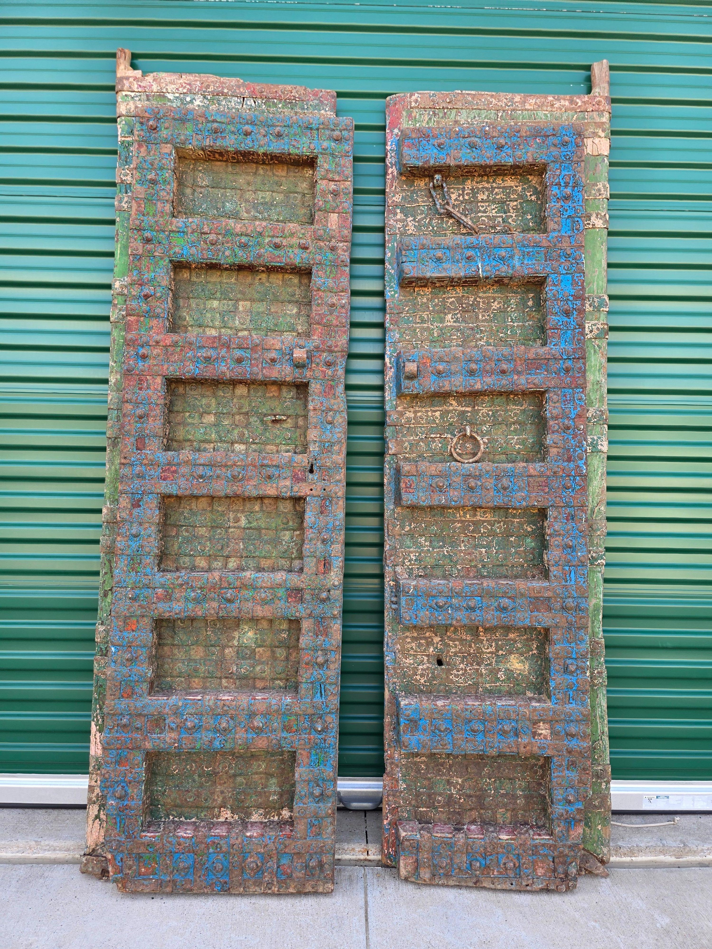 Indien Paire de portes anciennes en bois de teck peintes sur métal, récupération architecturale d'un temple indien en vente