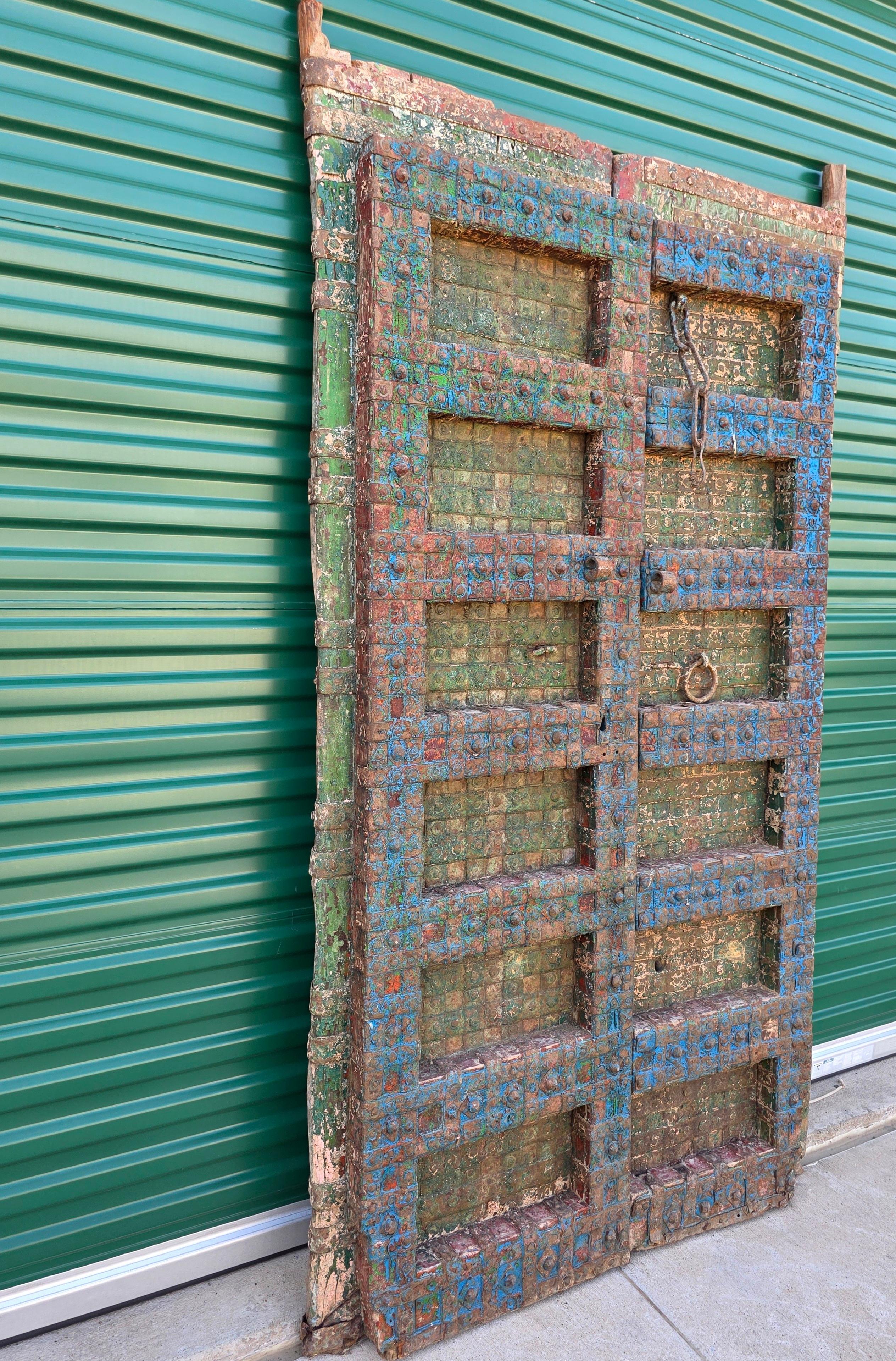Paire de portes anciennes en bois de teck peintes sur métal, récupération architecturale d'un temple indien Bon état - En vente à Forney, TX