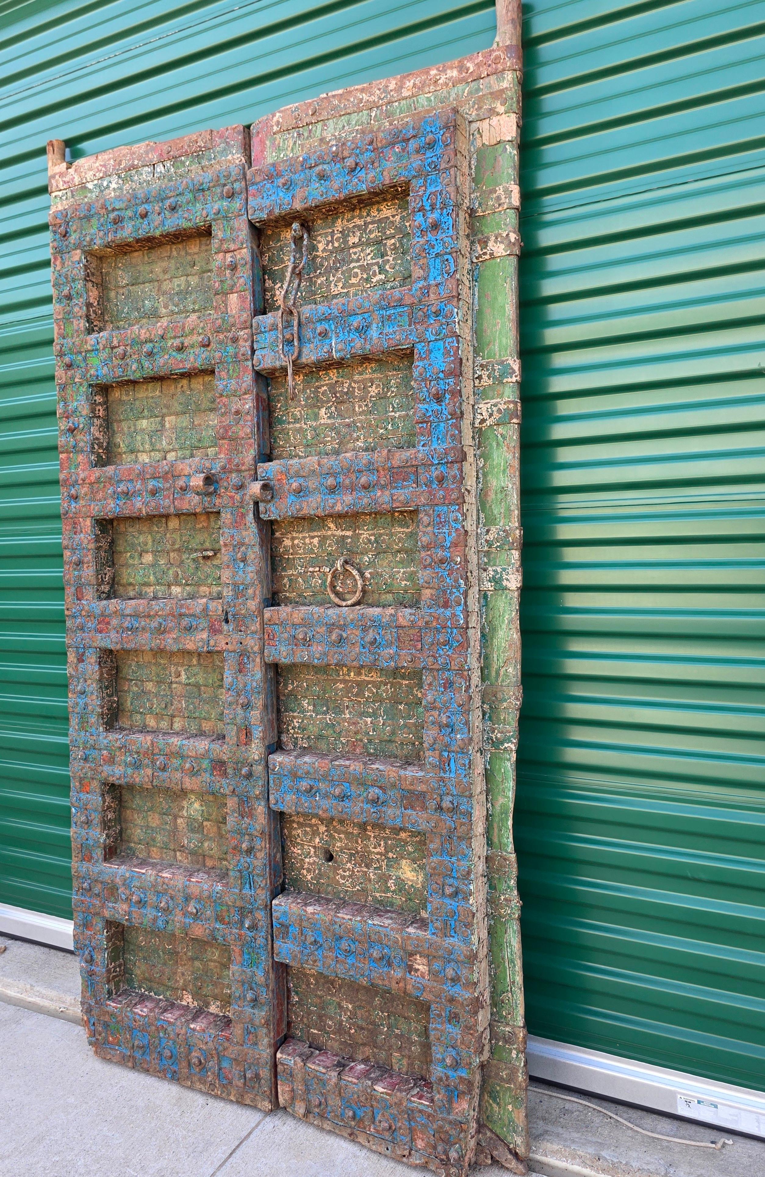 XIXe siècle Paire de portes anciennes en bois de teck peintes sur métal, récupération architecturale d'un temple indien en vente