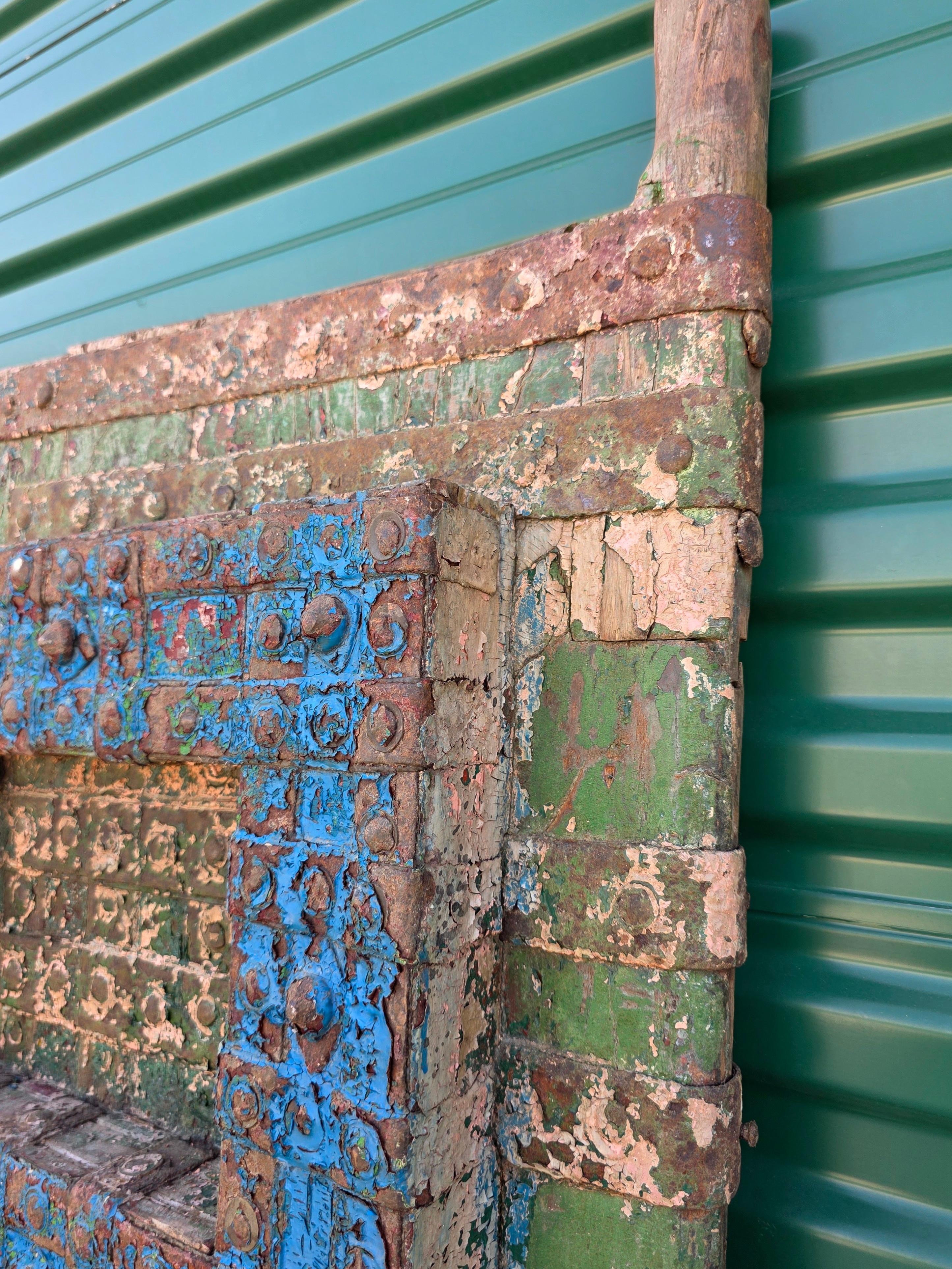 Métal Paire de portes anciennes en bois de teck peintes sur métal, récupération architecturale d'un temple indien en vente