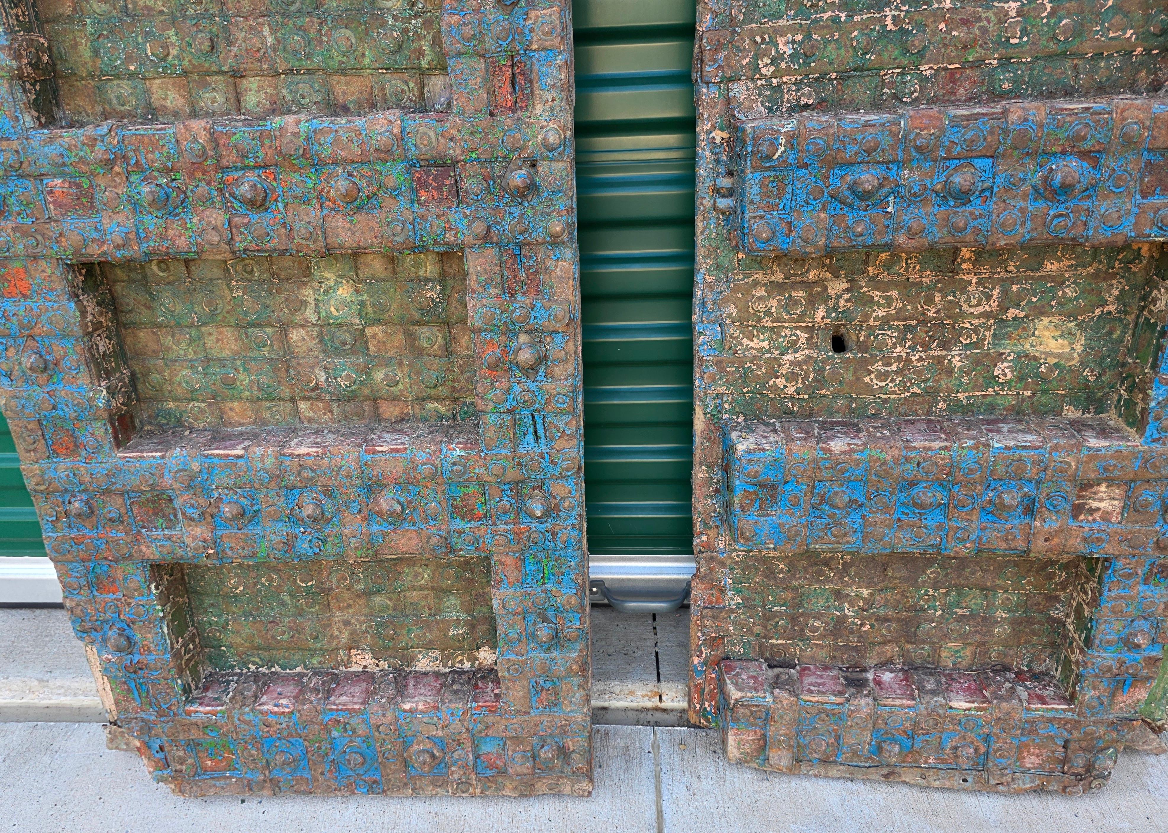 Paire de portes anciennes en bois de teck peintes sur métal, récupération architecturale d'un temple indien en vente 1