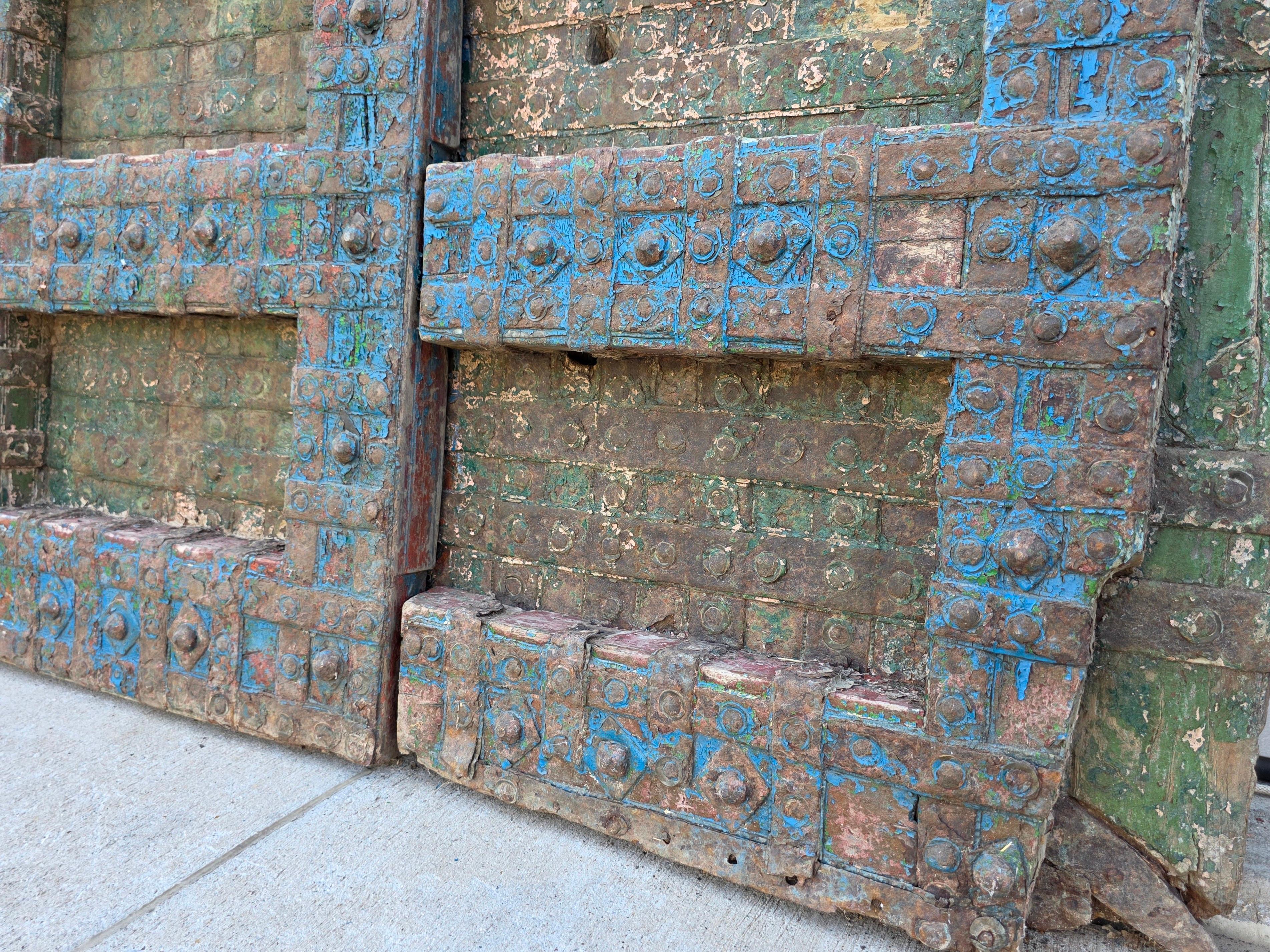 Paire de portes anciennes en bois de teck peintes sur métal, récupération architecturale d'un temple indien en vente 2