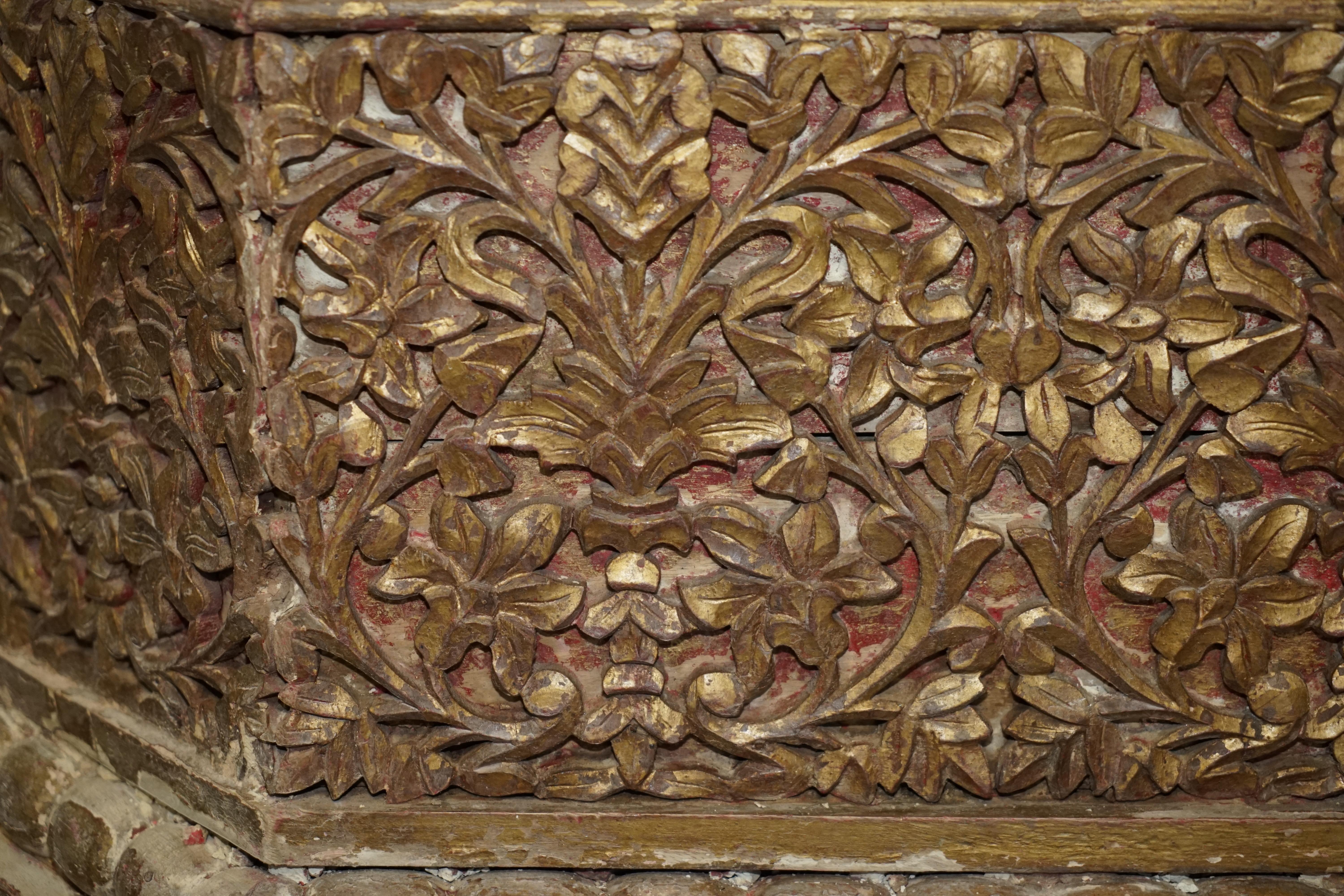 Ancienne malle ou coffre indienne du 18ème siècle sculpté et peint à la main en vente 5