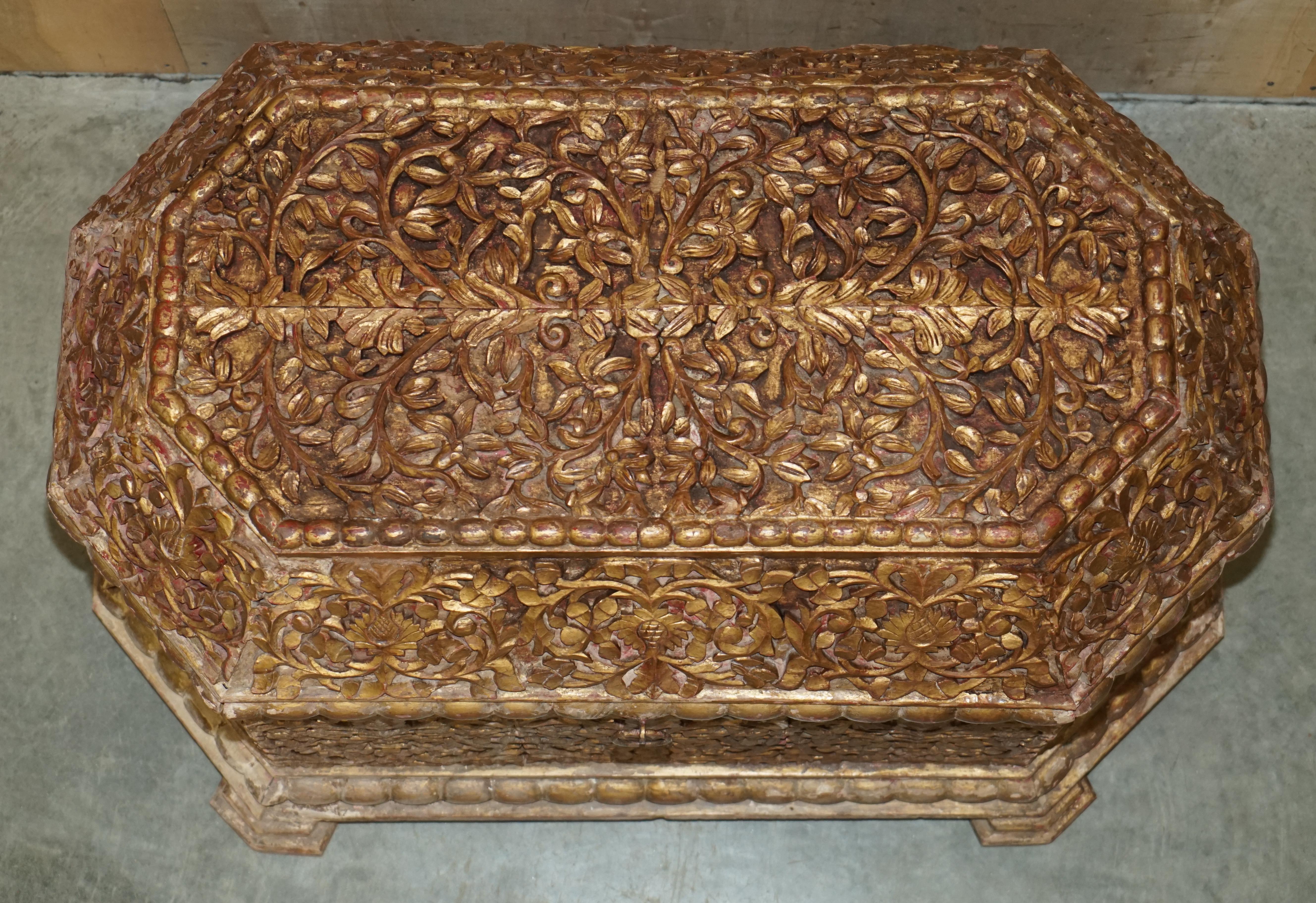 Ancienne malle ou coffre indienne du 18ème siècle sculpté et peint à la main en vente 7