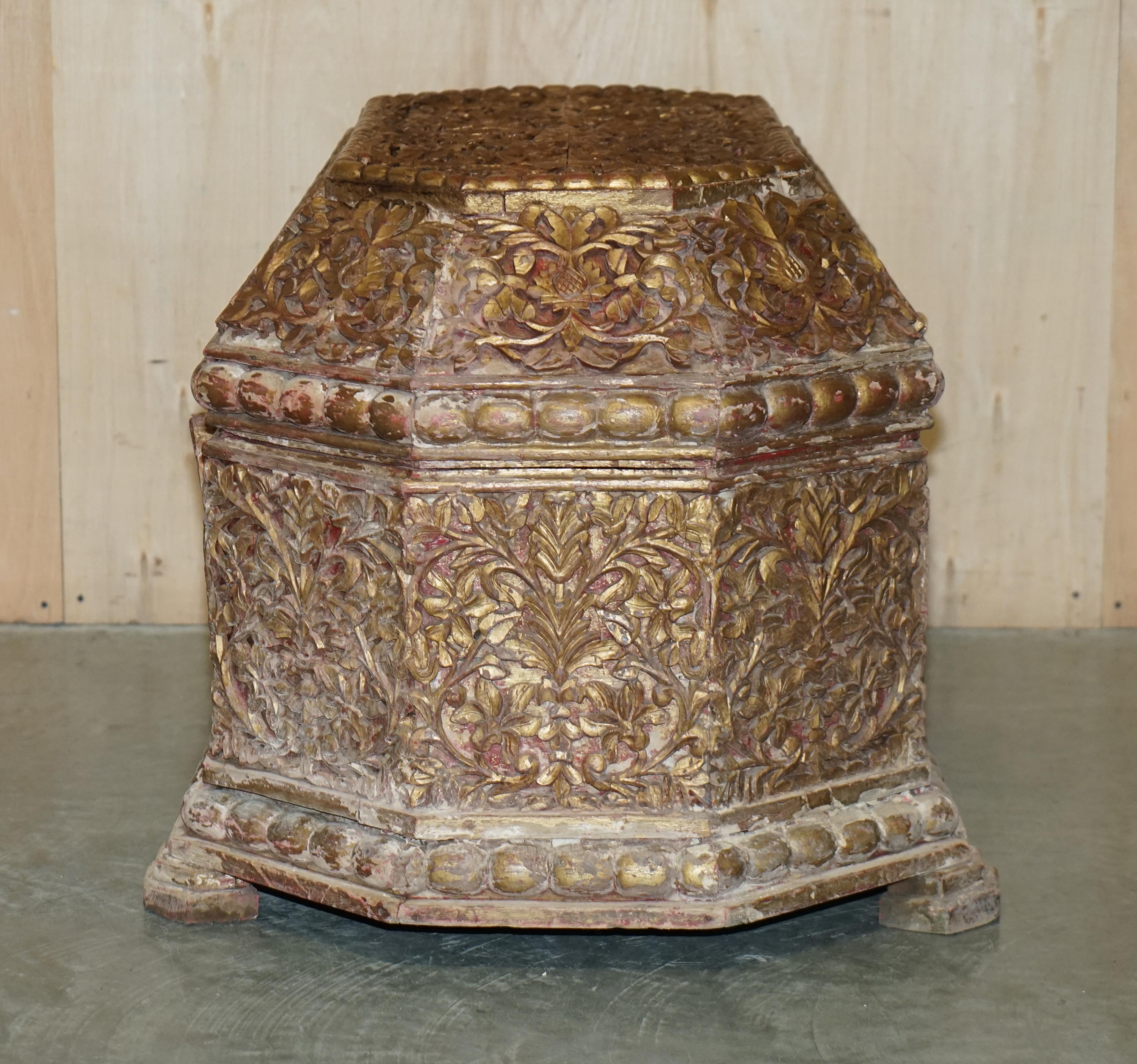 Ancienne malle ou coffre indienne du 18ème siècle sculpté et peint à la main en vente 8