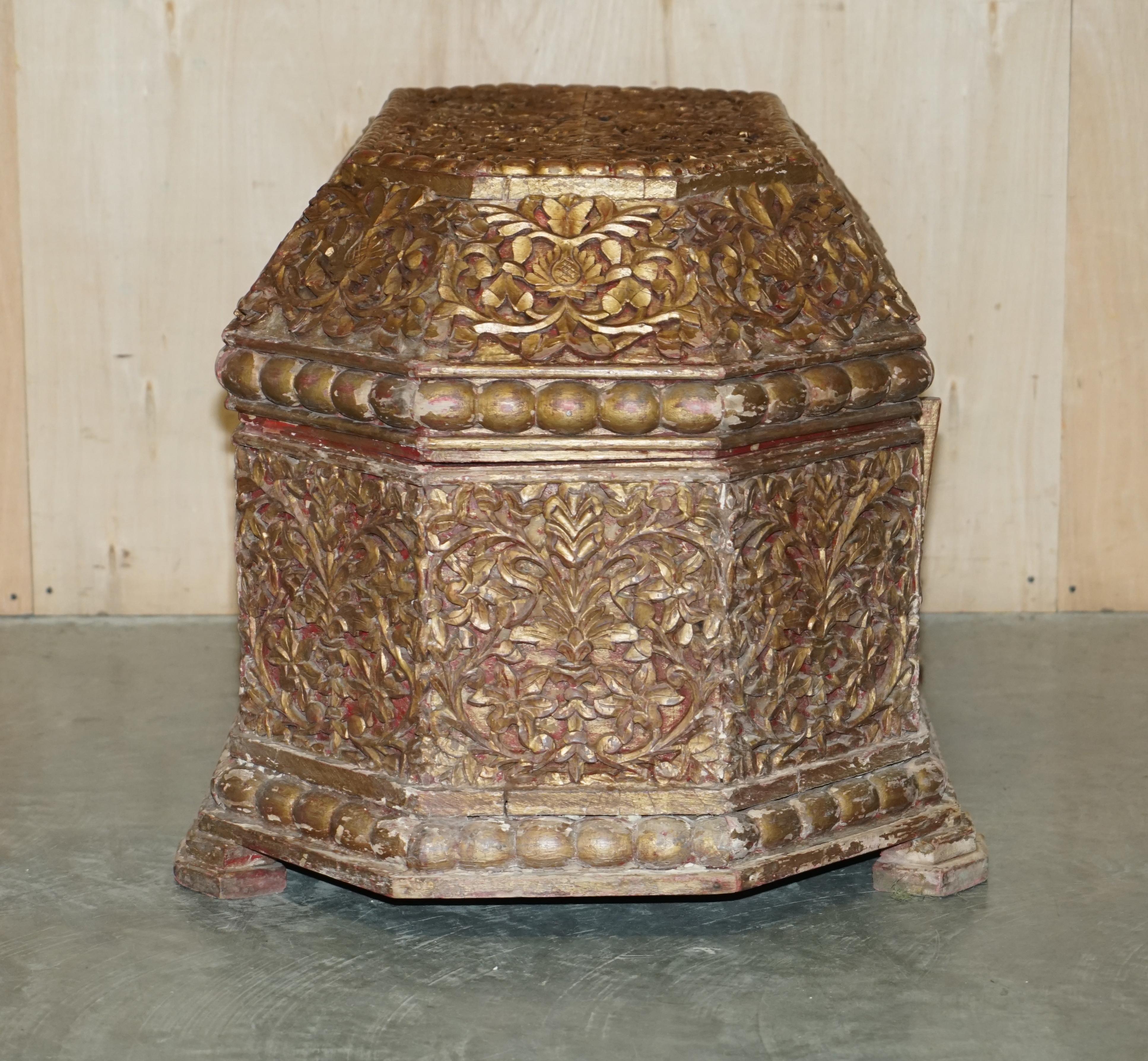 Ancienne malle ou coffre indienne du 18ème siècle sculpté et peint à la main en vente 10