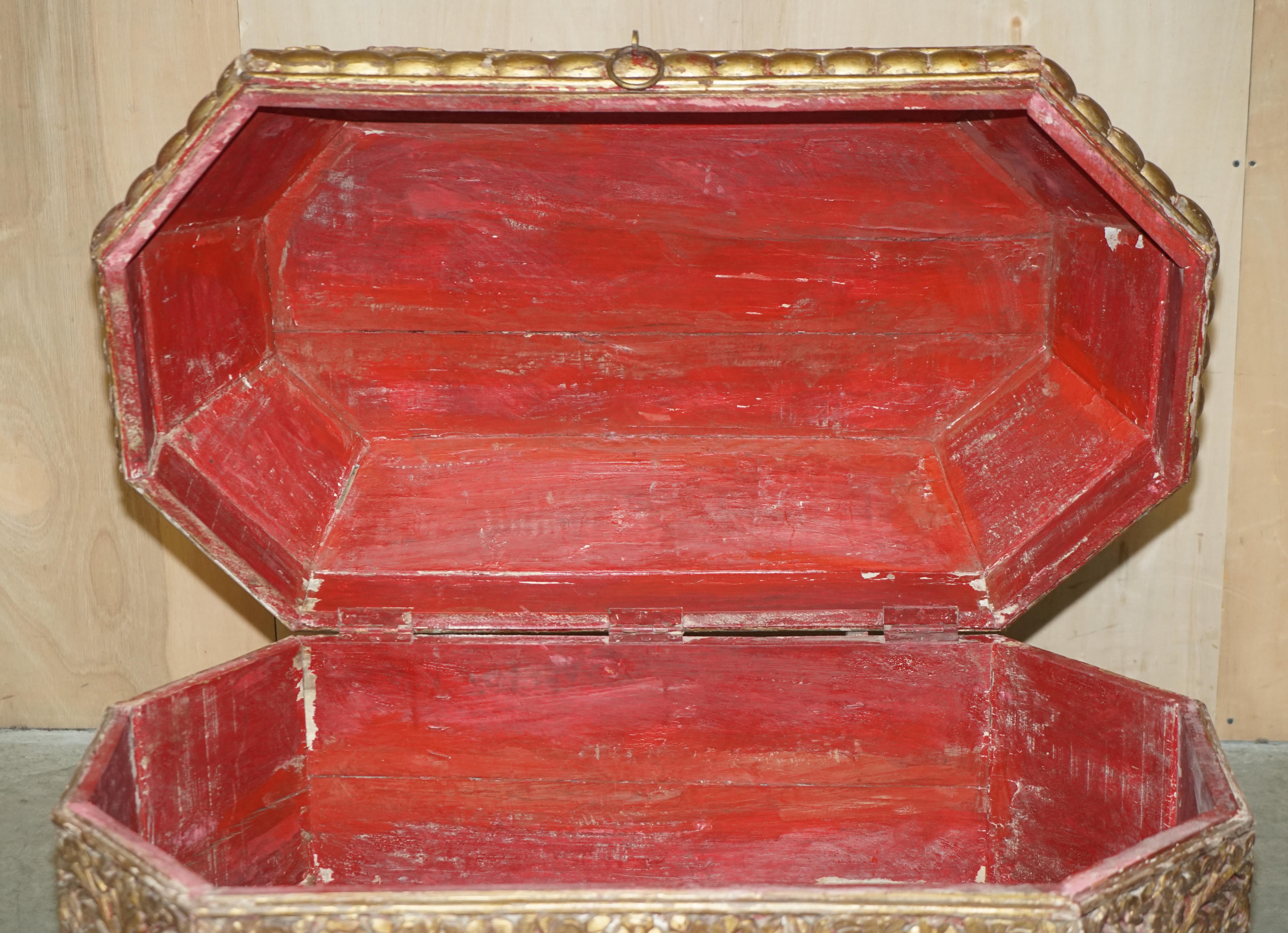 Ancienne malle ou coffre indienne du 18ème siècle sculpté et peint à la main en vente 12