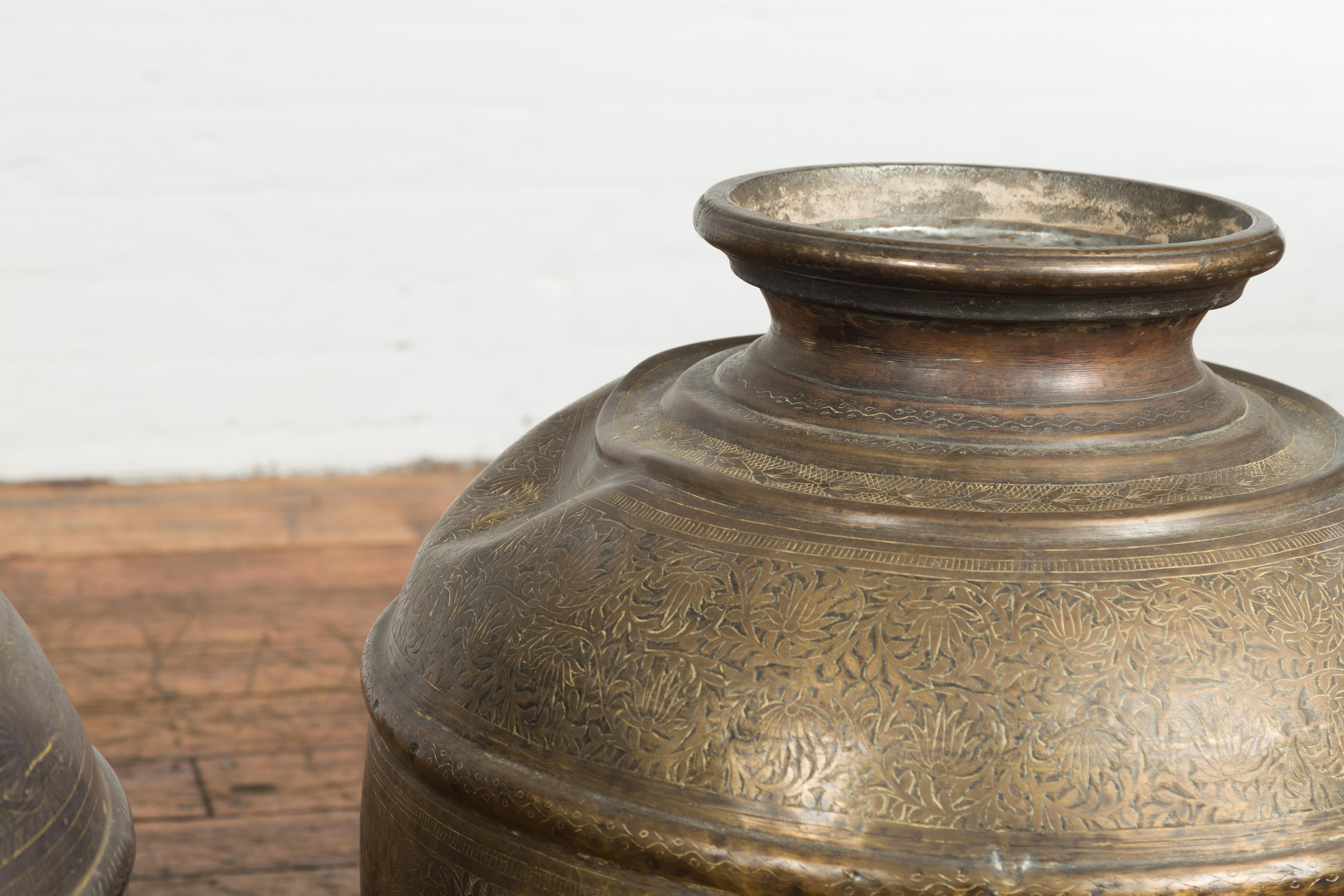 Antike indische Wassergefäße aus Messing des 19. Jahrhunderts mit Laubdekor, einzeln verkauft im Angebot 11