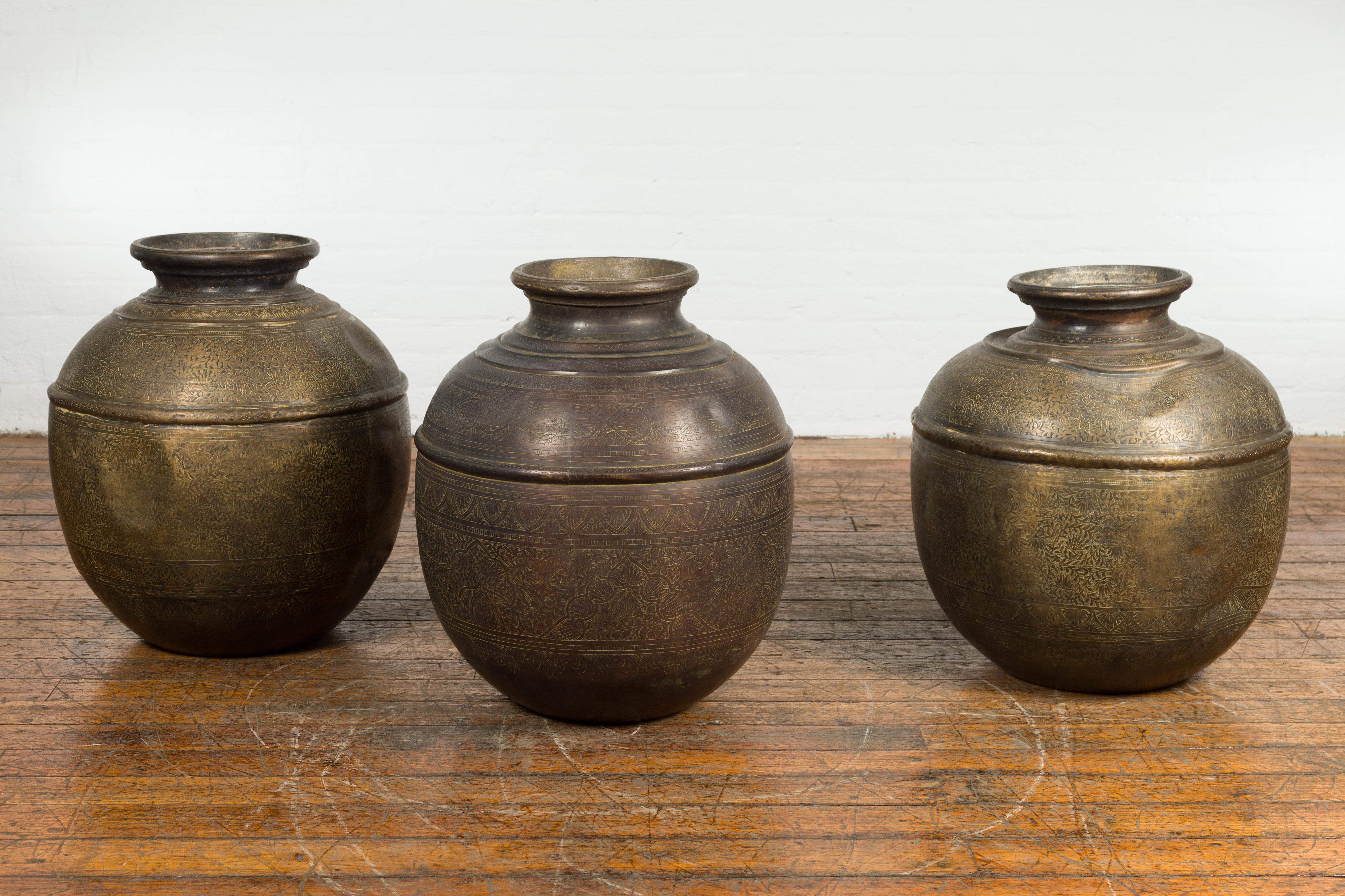 Antike indische Wassergefäße aus Messing des 19. Jahrhunderts mit Laubdekor, einzeln verkauft im Angebot 12
