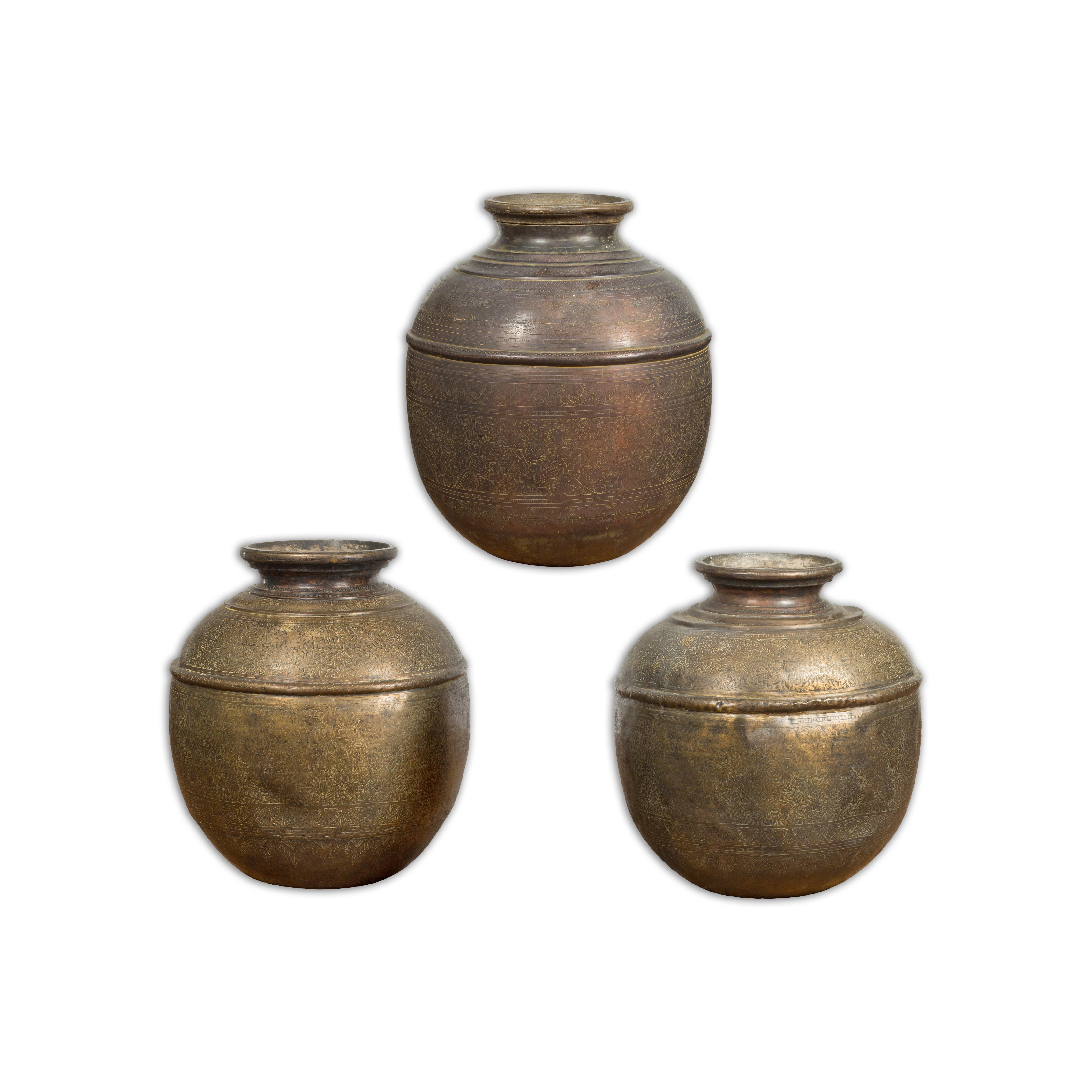 Anciens récipients à eau en laiton indien du 19e siècle avec décor de feuillage, vendus à l'unité en vente 11