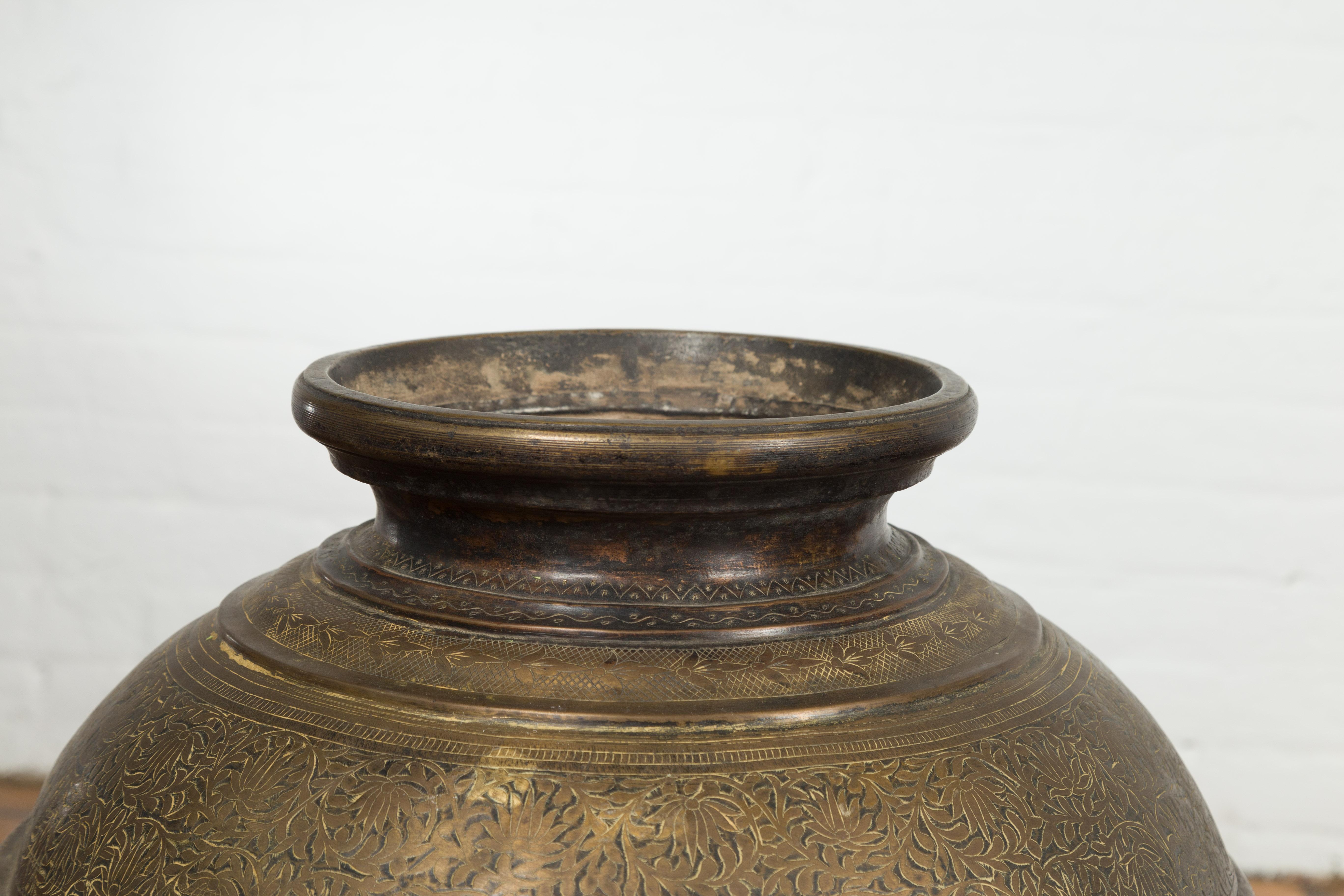 Antike indische Wassergefäße aus Messing des 19. Jahrhunderts mit Laubdekor, einzeln verkauft (Indisch) im Angebot