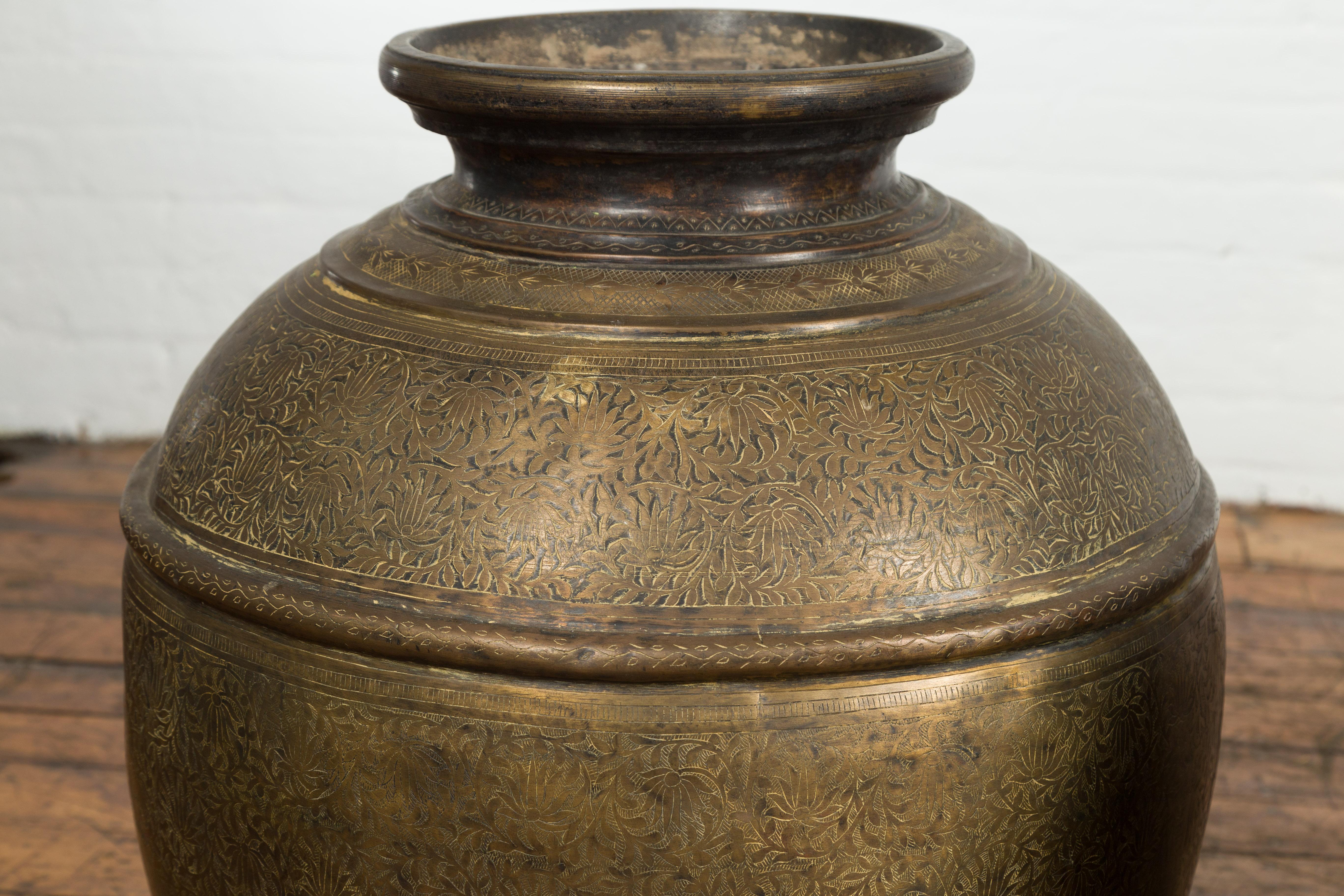 Antike indische Wassergefäße aus Messing des 19. Jahrhunderts mit Laubdekor, einzeln verkauft im Zustand „Gut“ im Angebot in Yonkers, NY