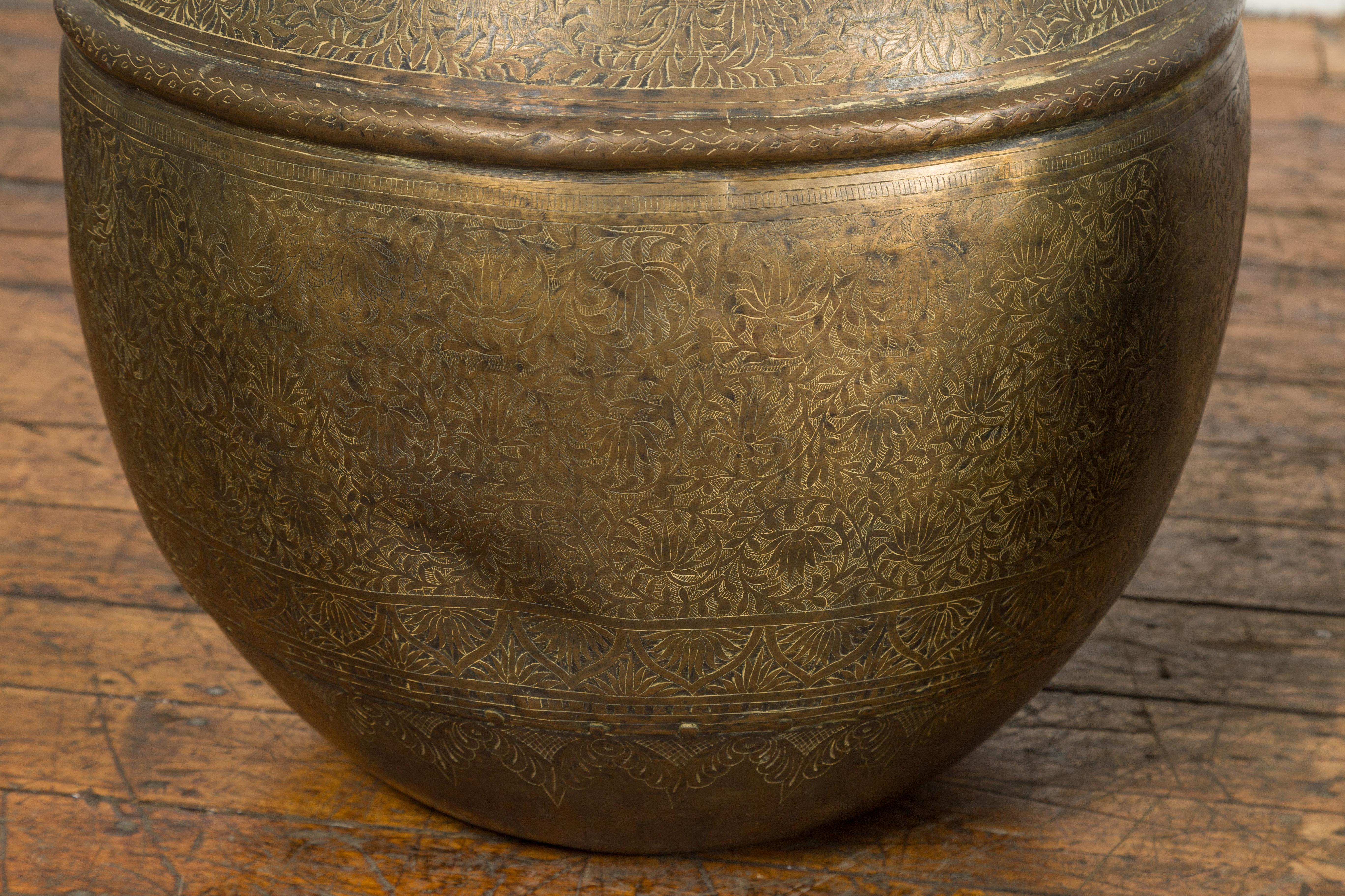 Antike indische Wassergefäße aus Messing des 19. Jahrhunderts mit Laubdekor, einzeln verkauft im Angebot 1