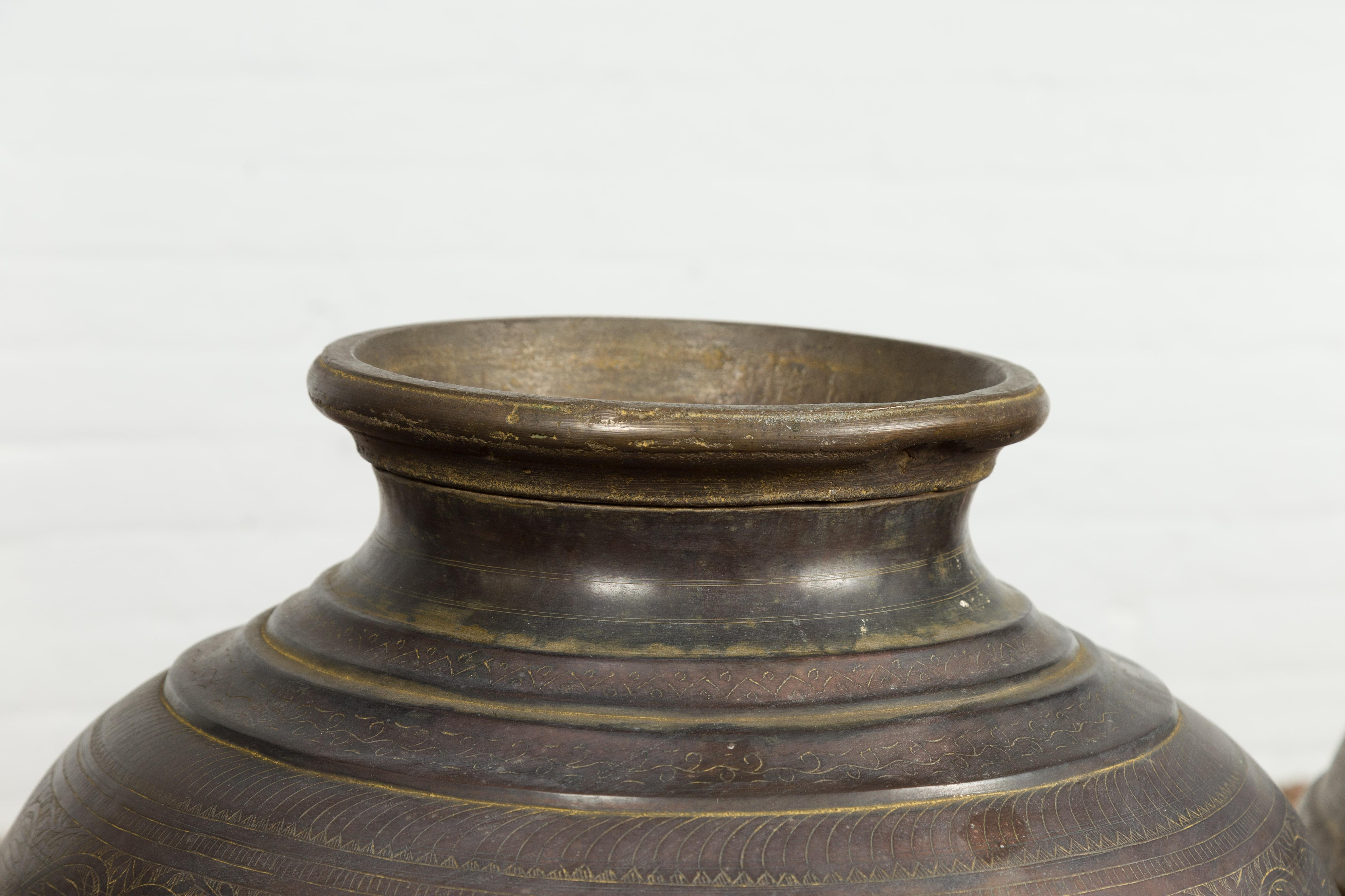 Antike indische Wassergefäße aus Messing des 19. Jahrhunderts mit Laubdekor, einzeln verkauft im Angebot 2