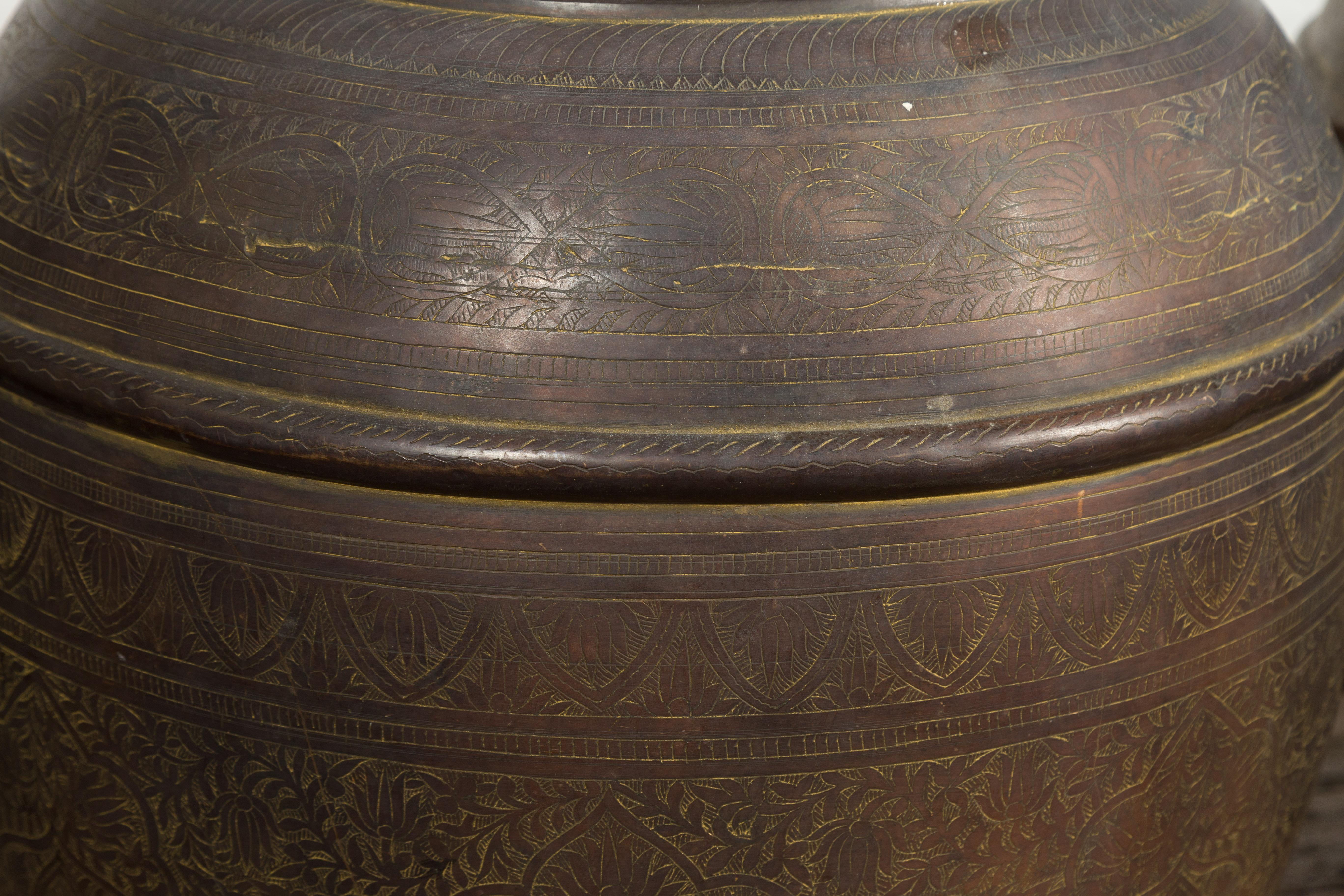 Antike indische Wassergefäße aus Messing des 19. Jahrhunderts mit Laubdekor, einzeln verkauft im Angebot 3