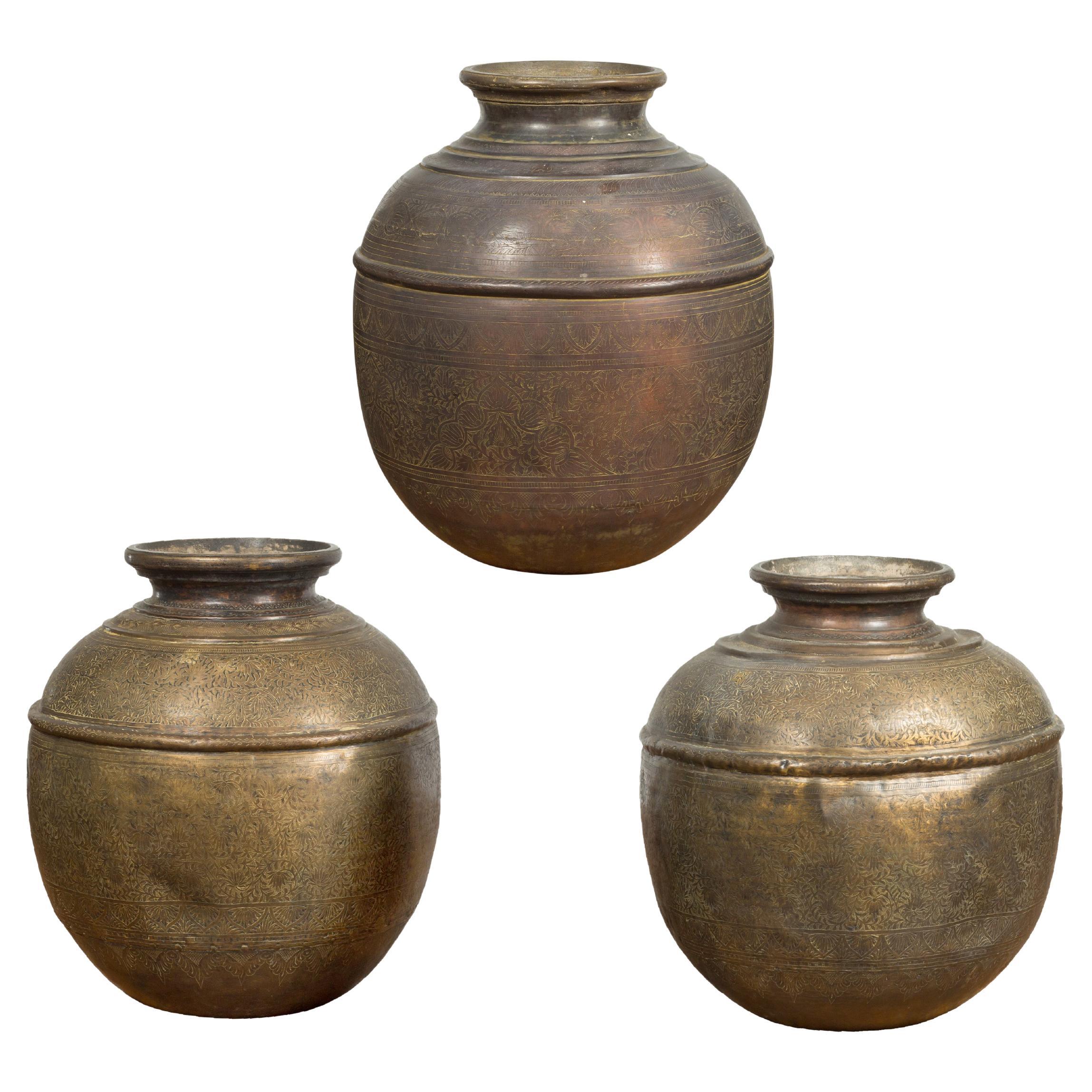 Antike indische Wassergefäße aus Messing des 19. Jahrhunderts mit Laubdekor, einzeln verkauft im Angebot
