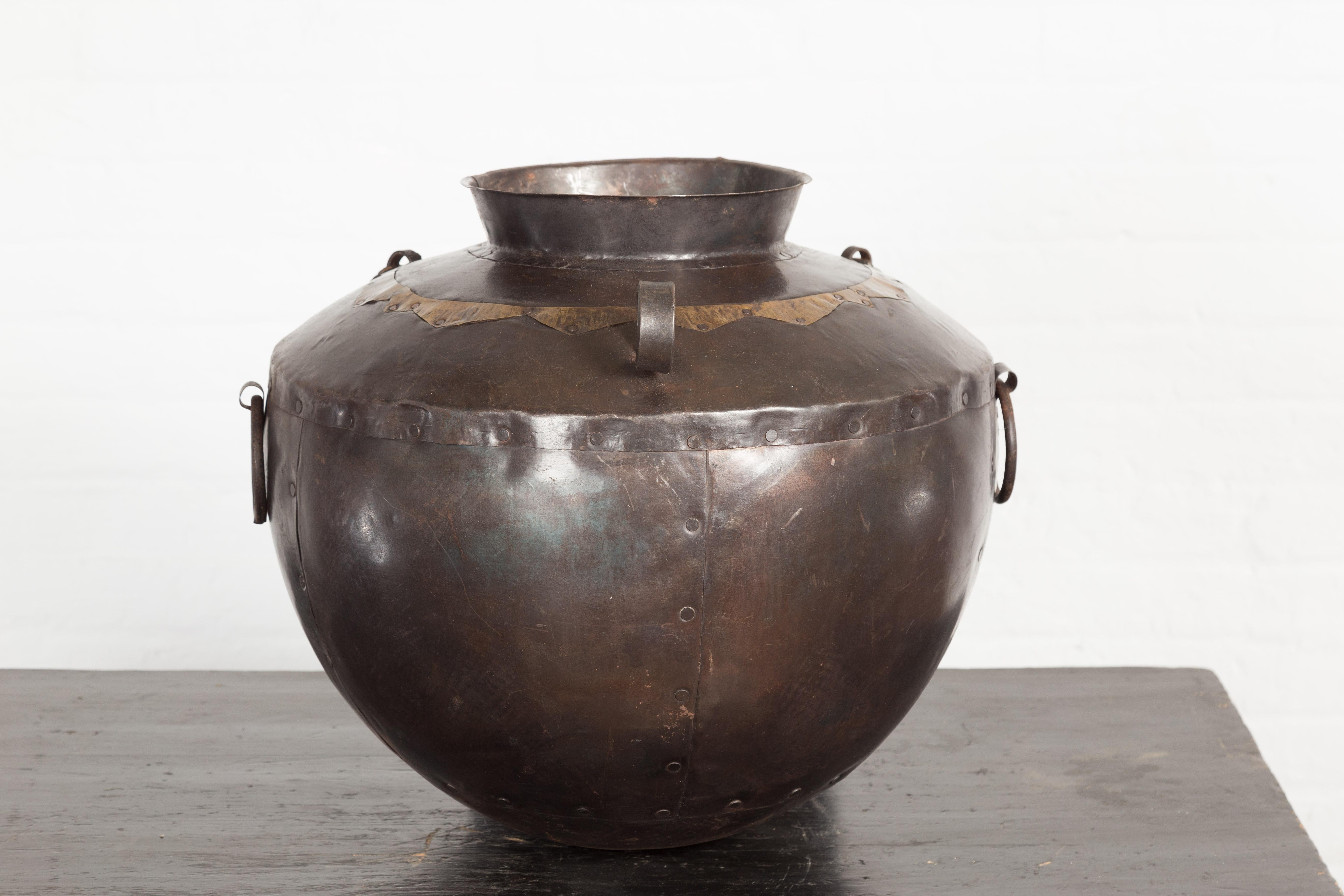 Antikes indisches Wassergefäß aus Eisen mit Deckel aus dem 19. Jahrhundert und Messing-Akzenten im Angebot 7