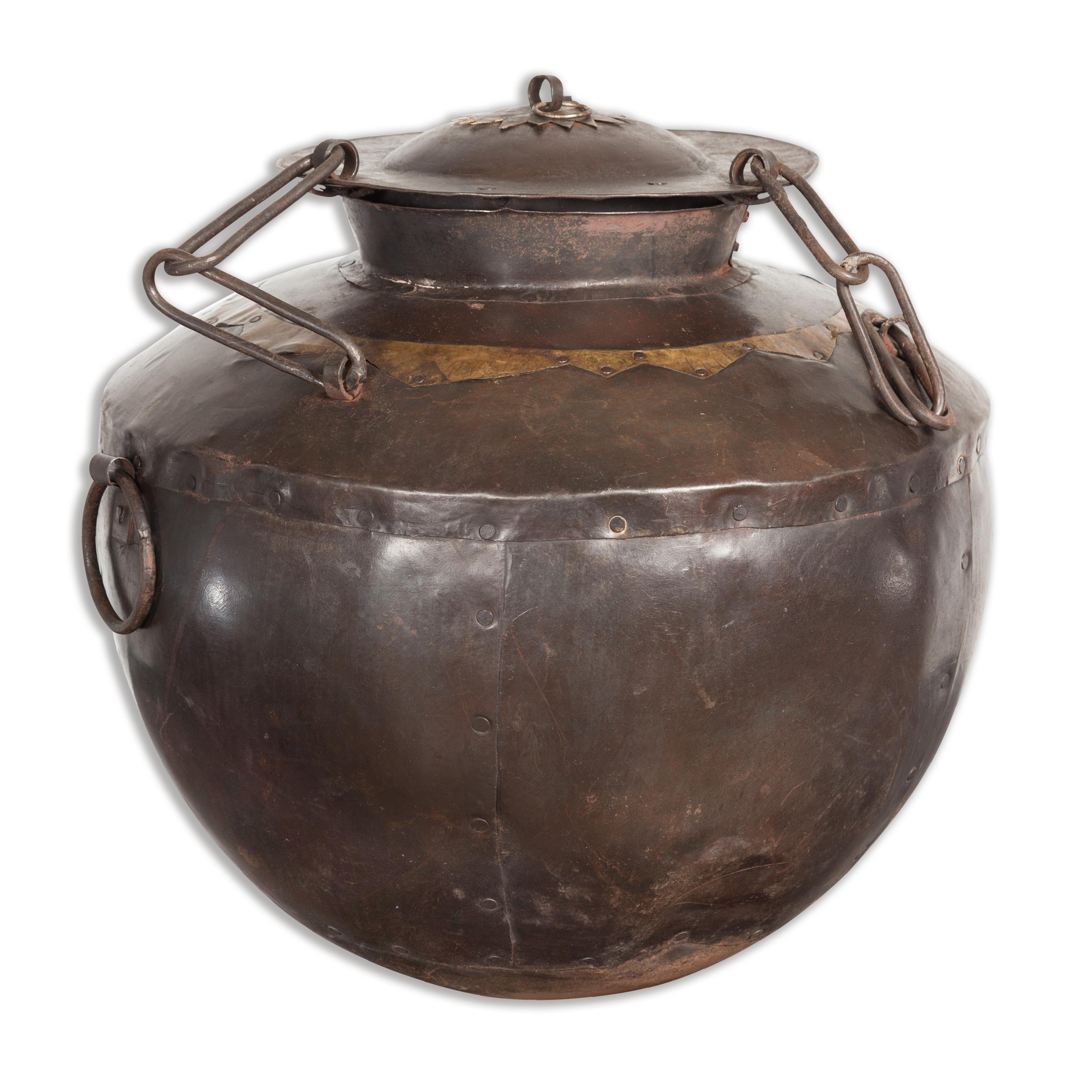 Antikes indisches Wassergefäß aus Eisen mit Deckel aus dem 19. Jahrhundert und Messing-Akzenten im Angebot 8
