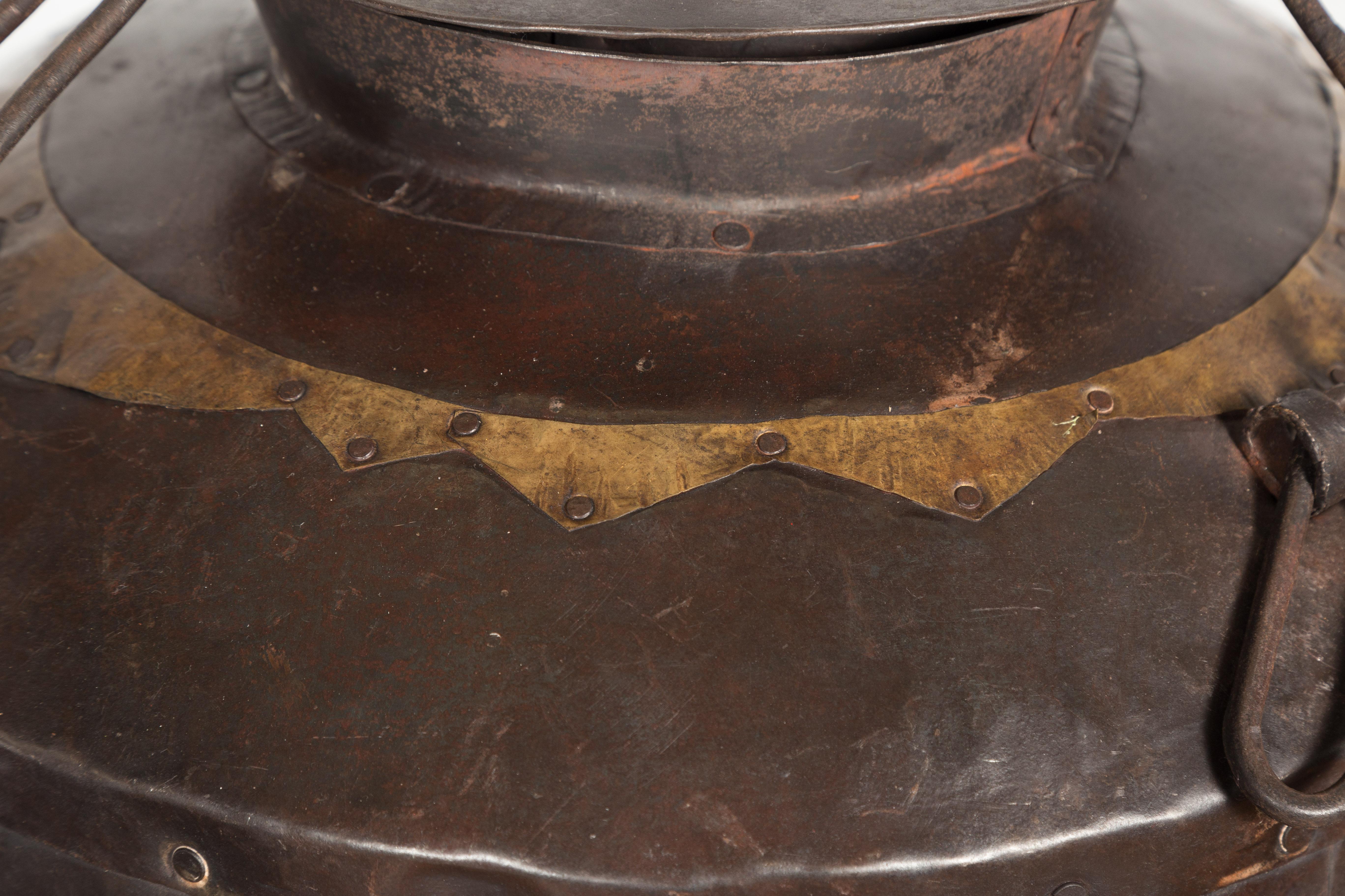 Antikes indisches Wassergefäß aus Eisen mit Deckel aus dem 19. Jahrhundert und Messing-Akzenten im Angebot 1