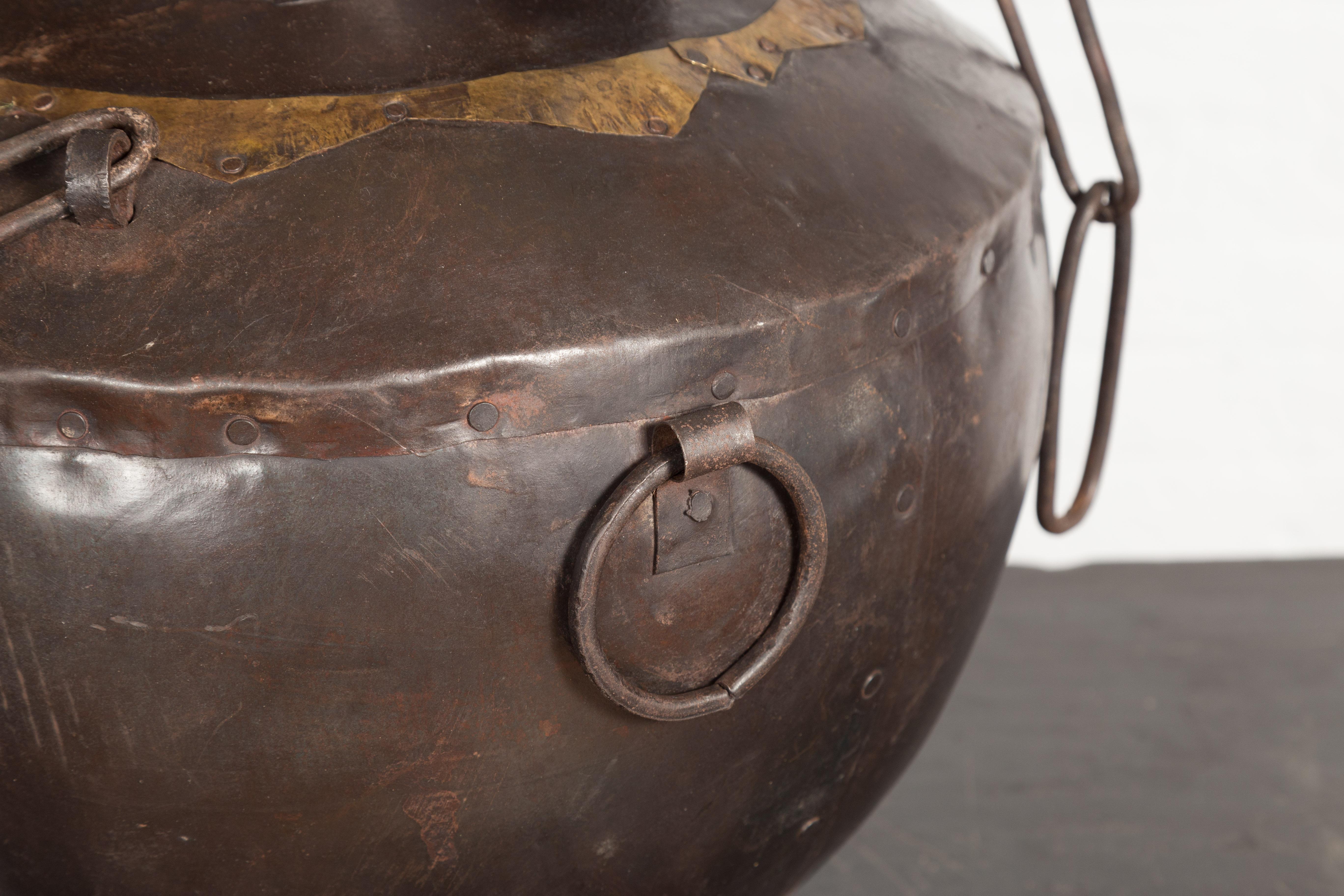 Antikes indisches Wassergefäß aus Eisen mit Deckel aus dem 19. Jahrhundert und Messing-Akzenten im Angebot 4