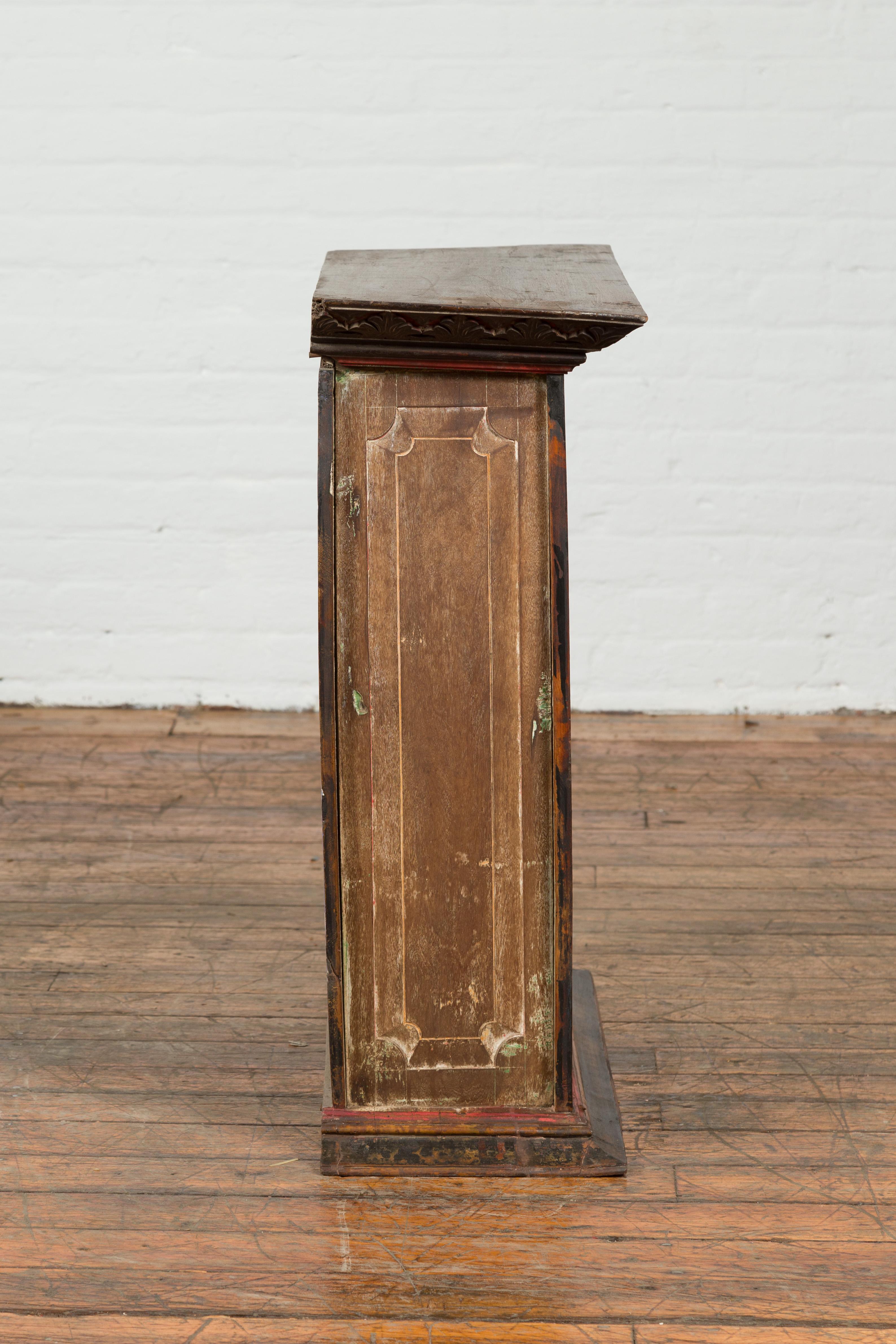 Antiker indischer Wandschrank aus dem 19. Jahrhundert mit geschnitzten Blumenmotiven 4