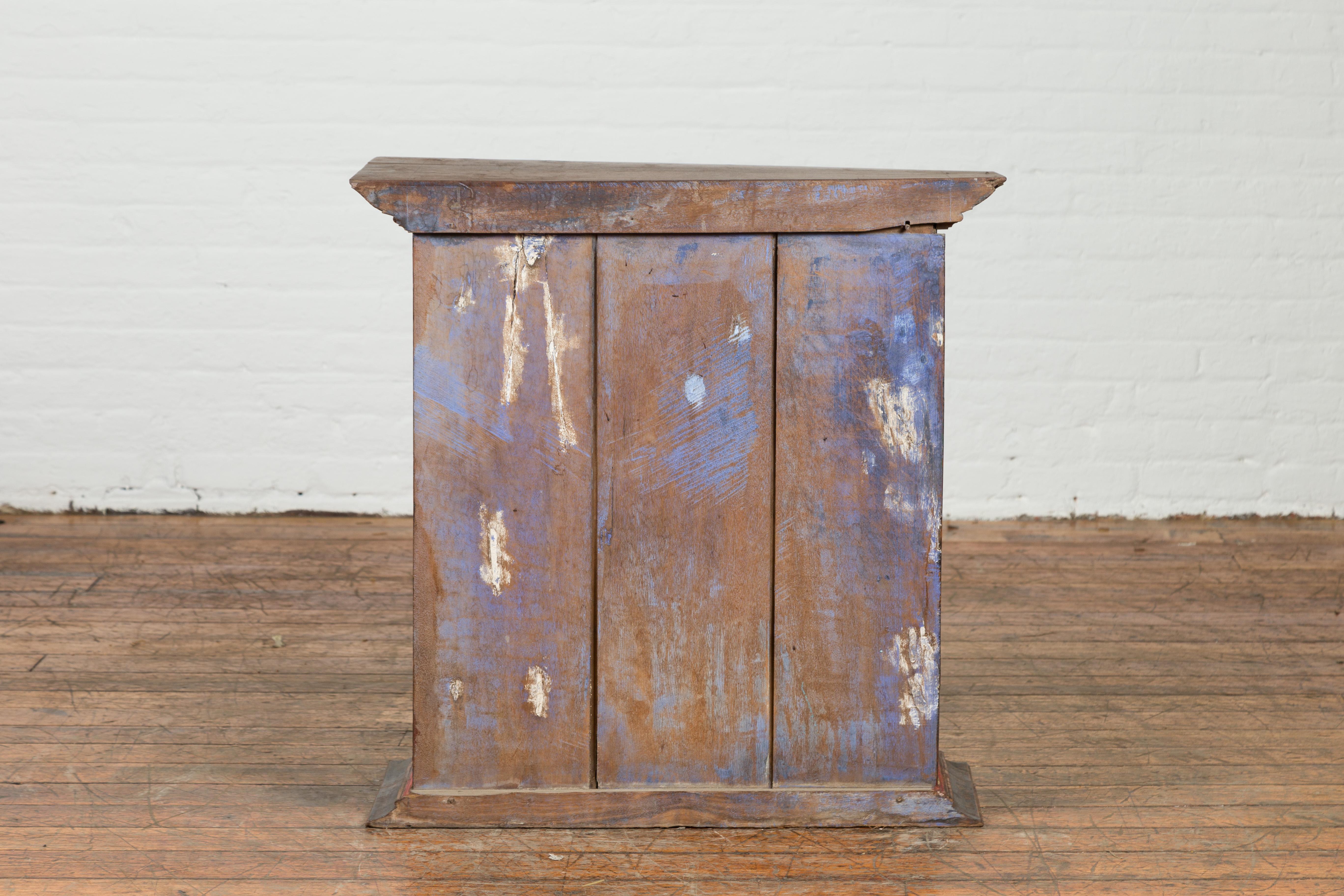 Antiker indischer Wandschrank aus dem 19. Jahrhundert mit geschnitzten Blumenmotiven 6