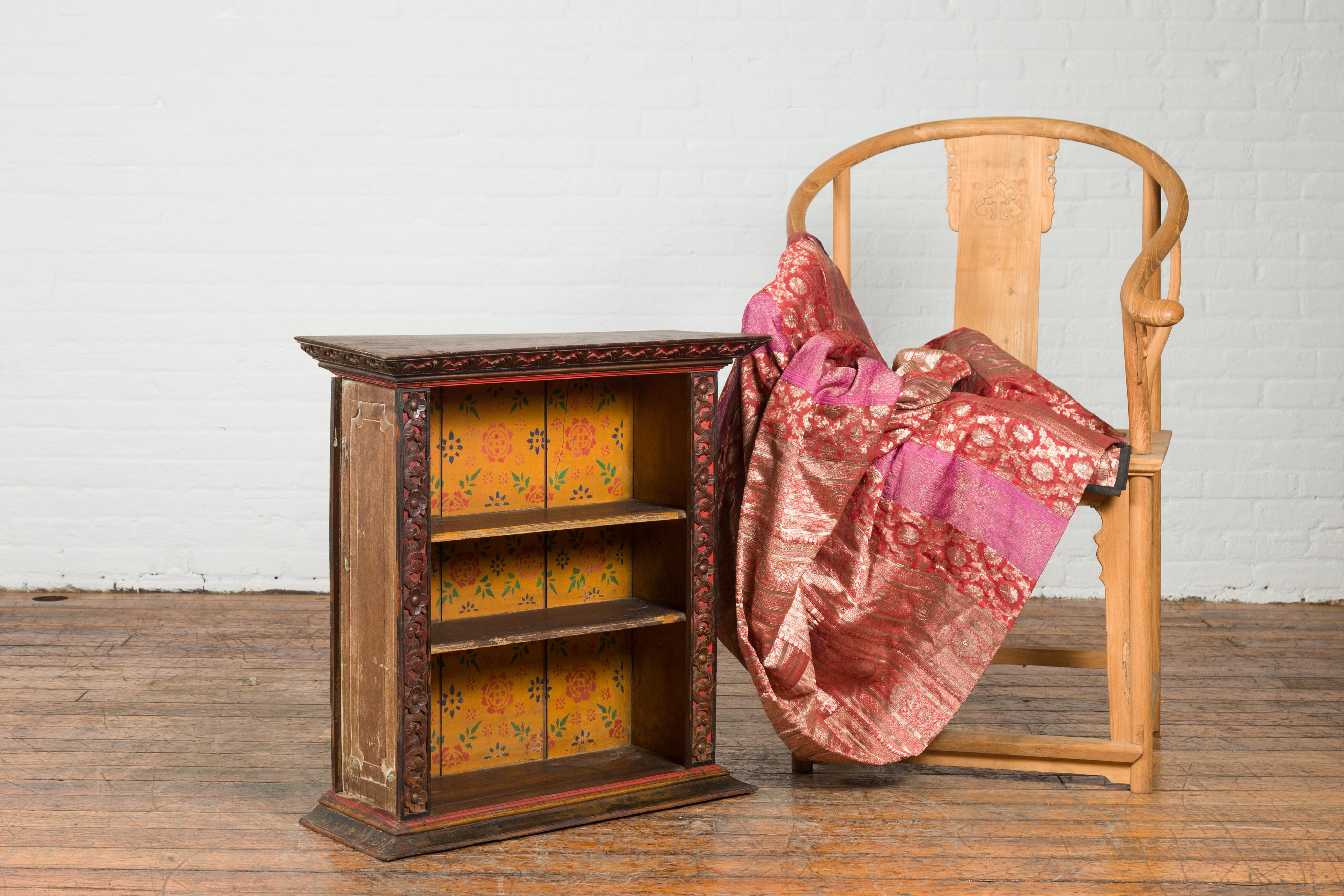 Antiker indischer Wandschrank aus dem 19. Jahrhundert mit geschnitzten Blumenmotiven (Indisch)