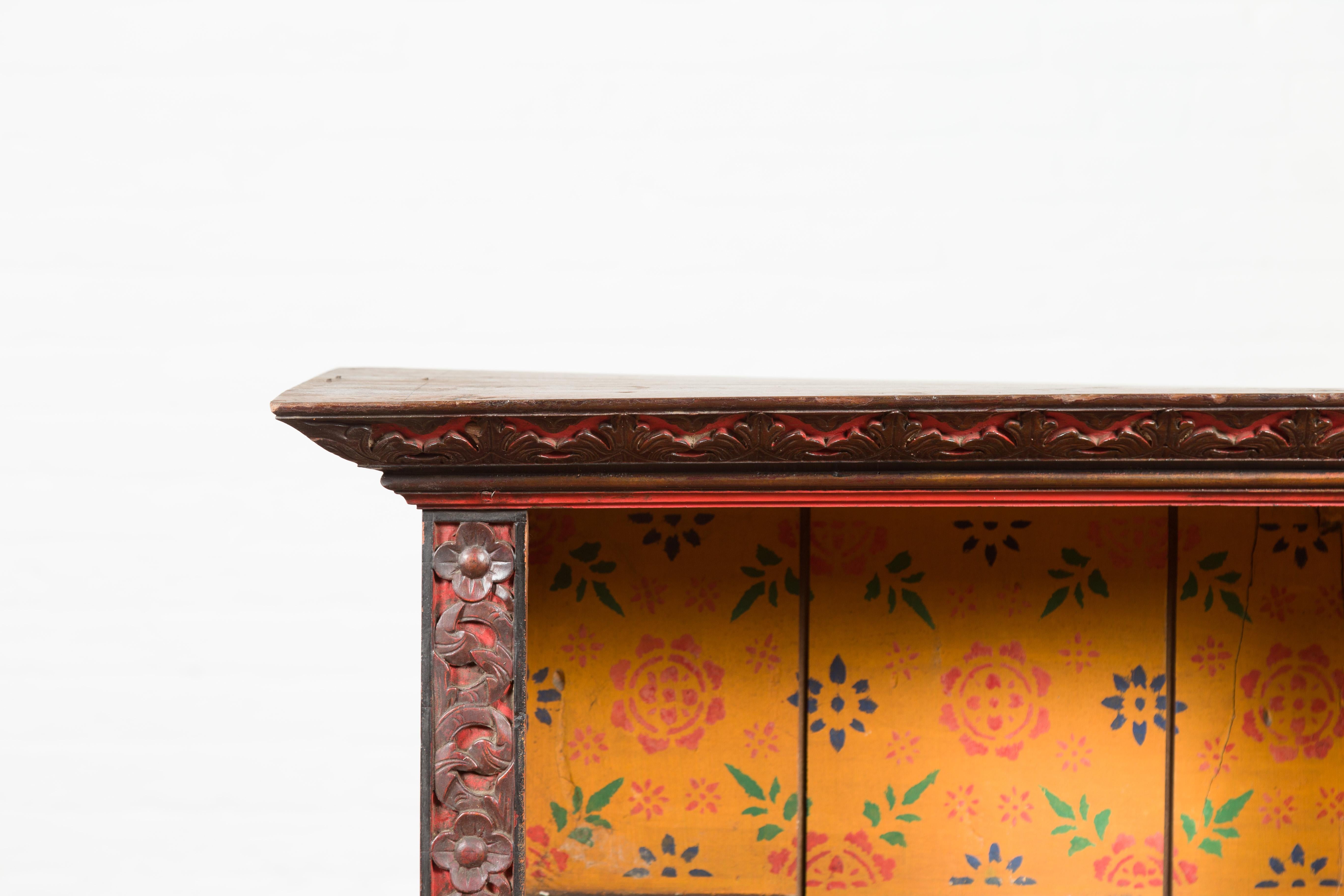 Antiker indischer Wandschrank aus dem 19. Jahrhundert mit geschnitzten Blumenmotiven im Zustand „Gut“ in Yonkers, NY