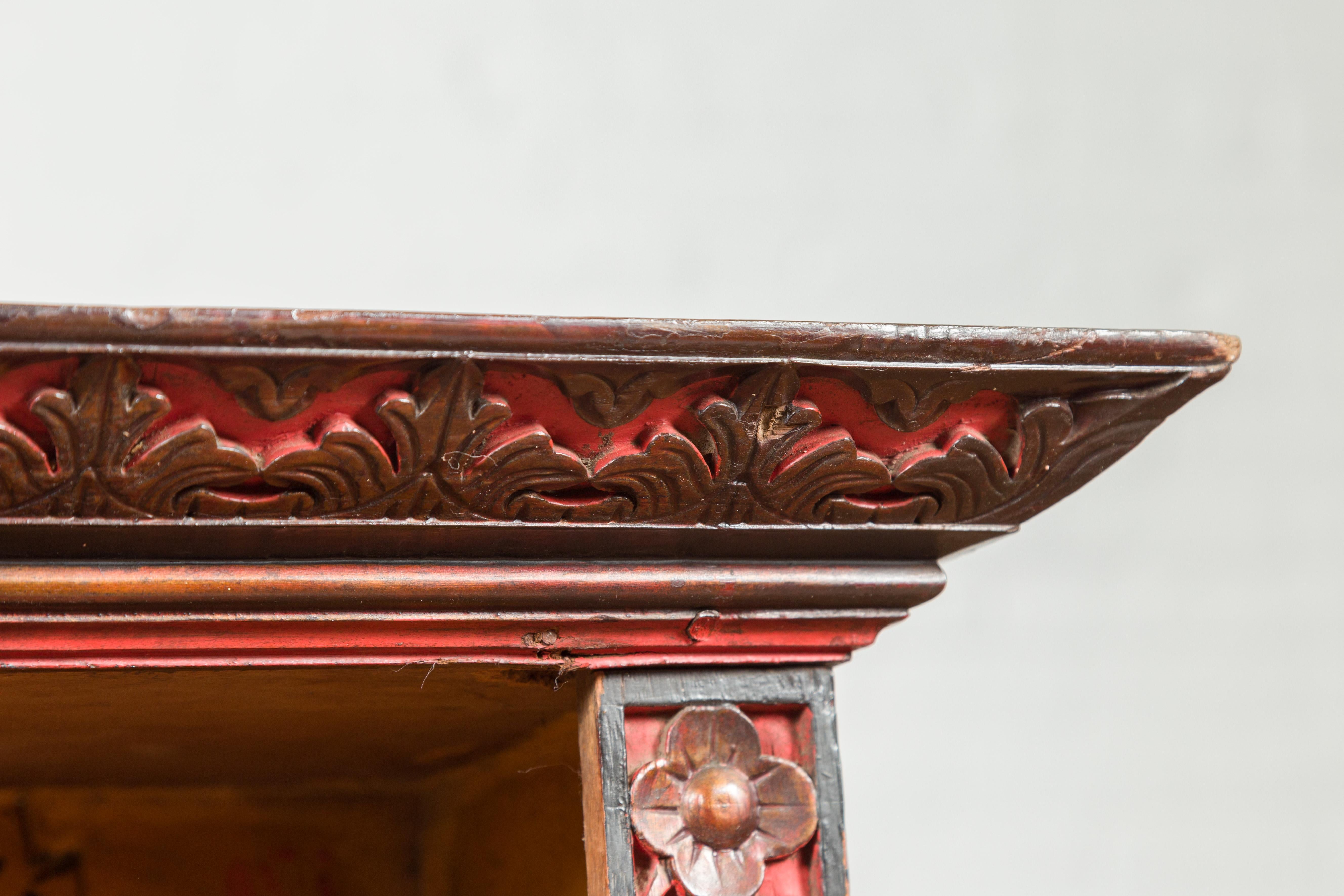 Antiker indischer Wandschrank aus dem 19. Jahrhundert mit geschnitzten Blumenmotiven 2