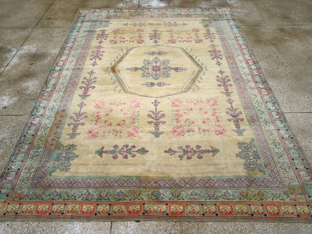 Dieser exquisite indische Agra-Teppich aus dem frühen 20. Jahrhundert mit den Maßen 7' 10