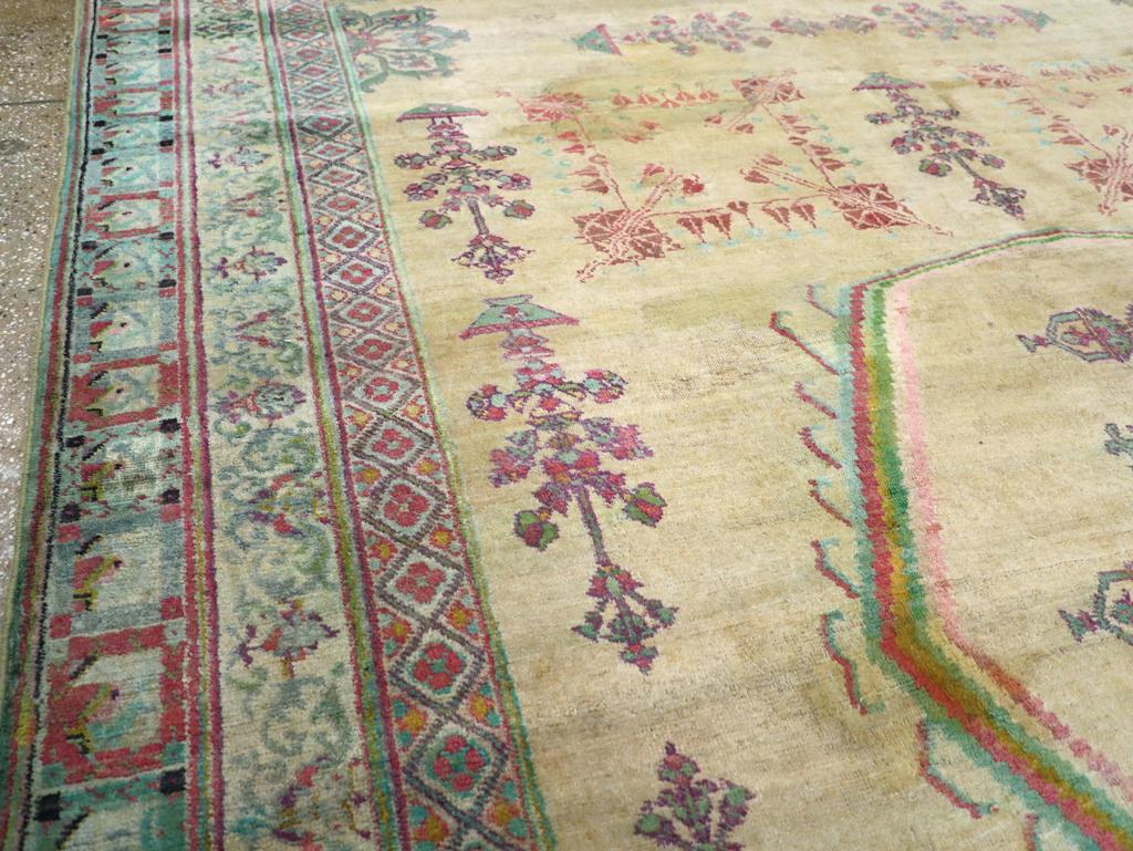 Antiker indischer Agra-Teppich mit Akzent (Indisch) im Angebot