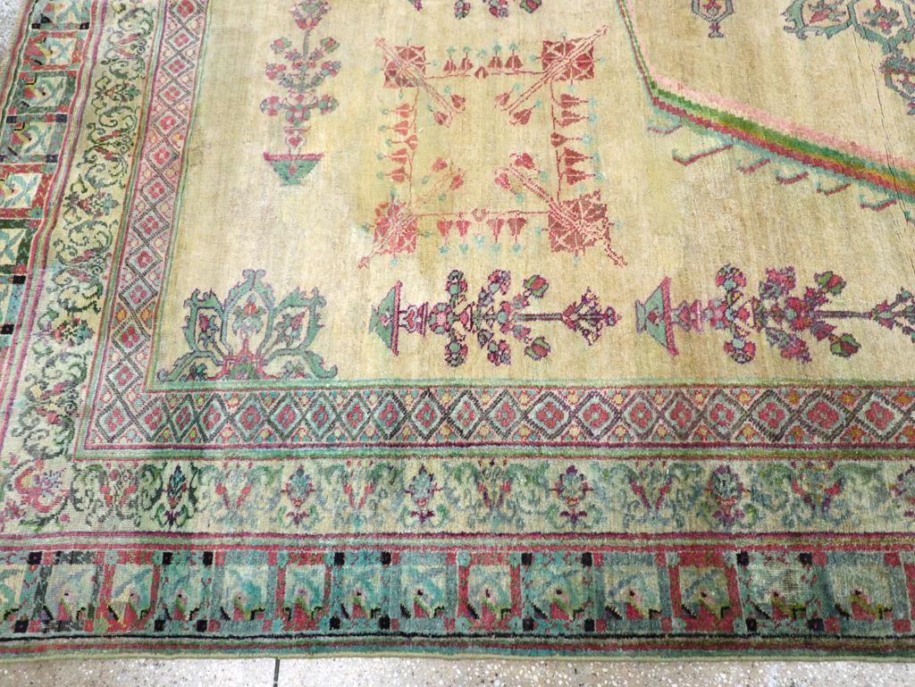 Antiker indischer Agra-Teppich mit Akzent im Zustand „Hervorragend“ im Angebot in New York, NY