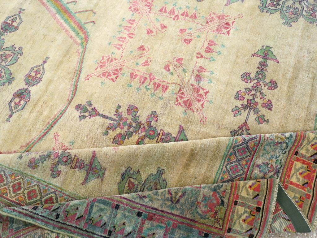 Antiker indischer Agra-Teppich mit Akzent (Wolle) im Angebot