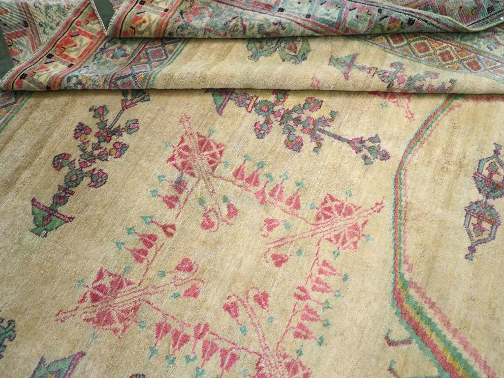 Antiker indischer Agra-Teppich mit Akzent im Angebot 1