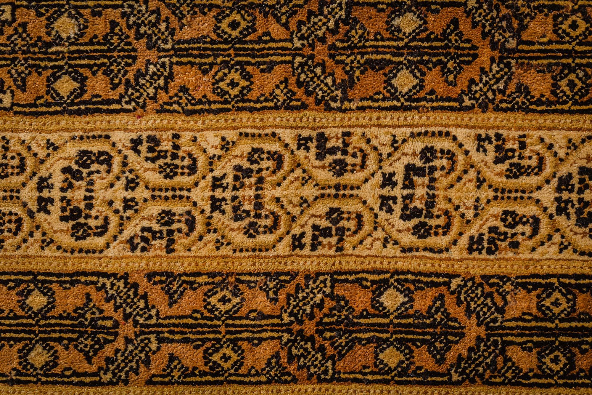 Antiker indischer Agra Brauner handgeknüpfter Wollteppich
Größe: 12'0