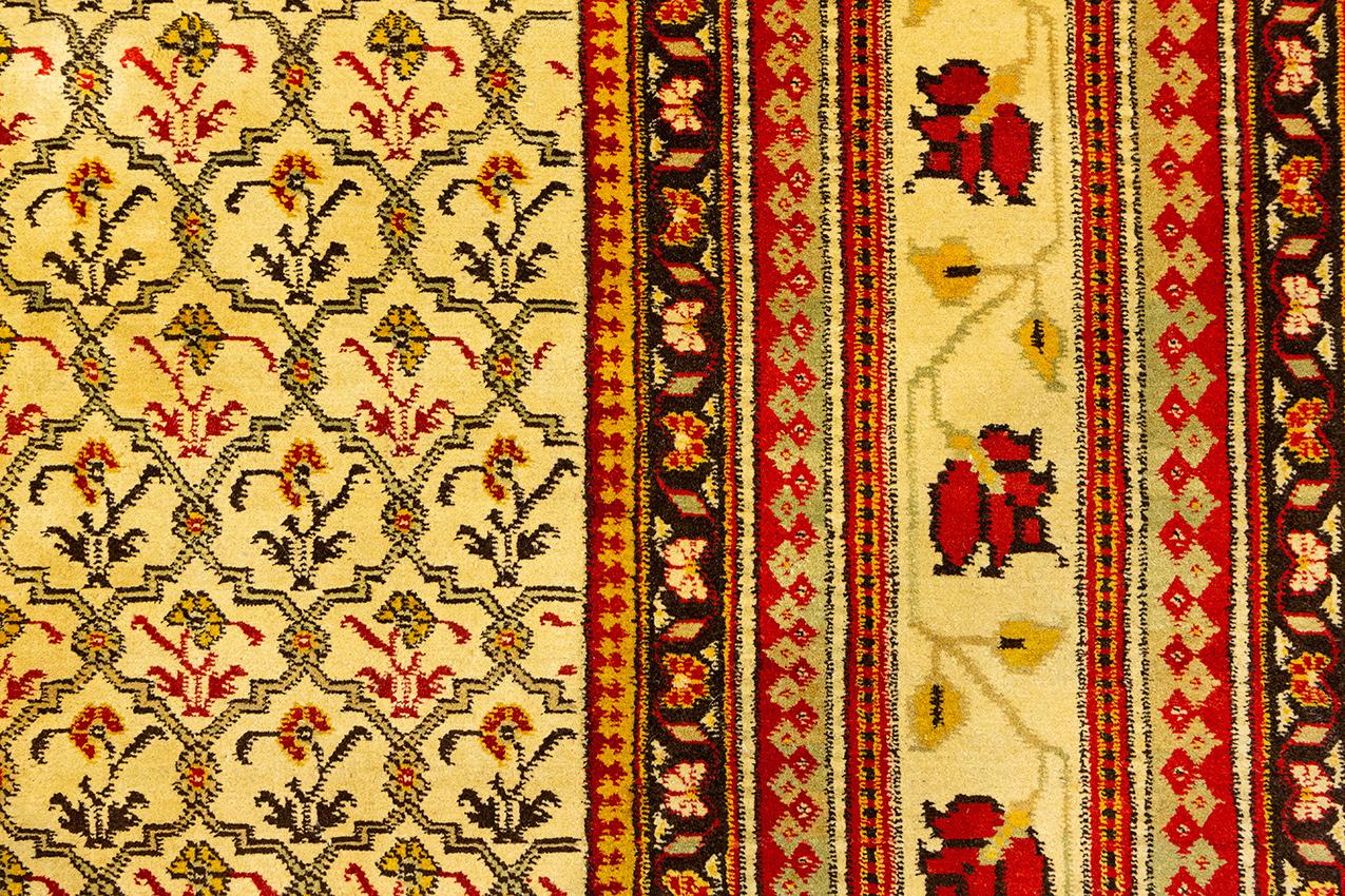Antiker indischer Agra-Teppich, 19. Jahrhundert im Angebot 1