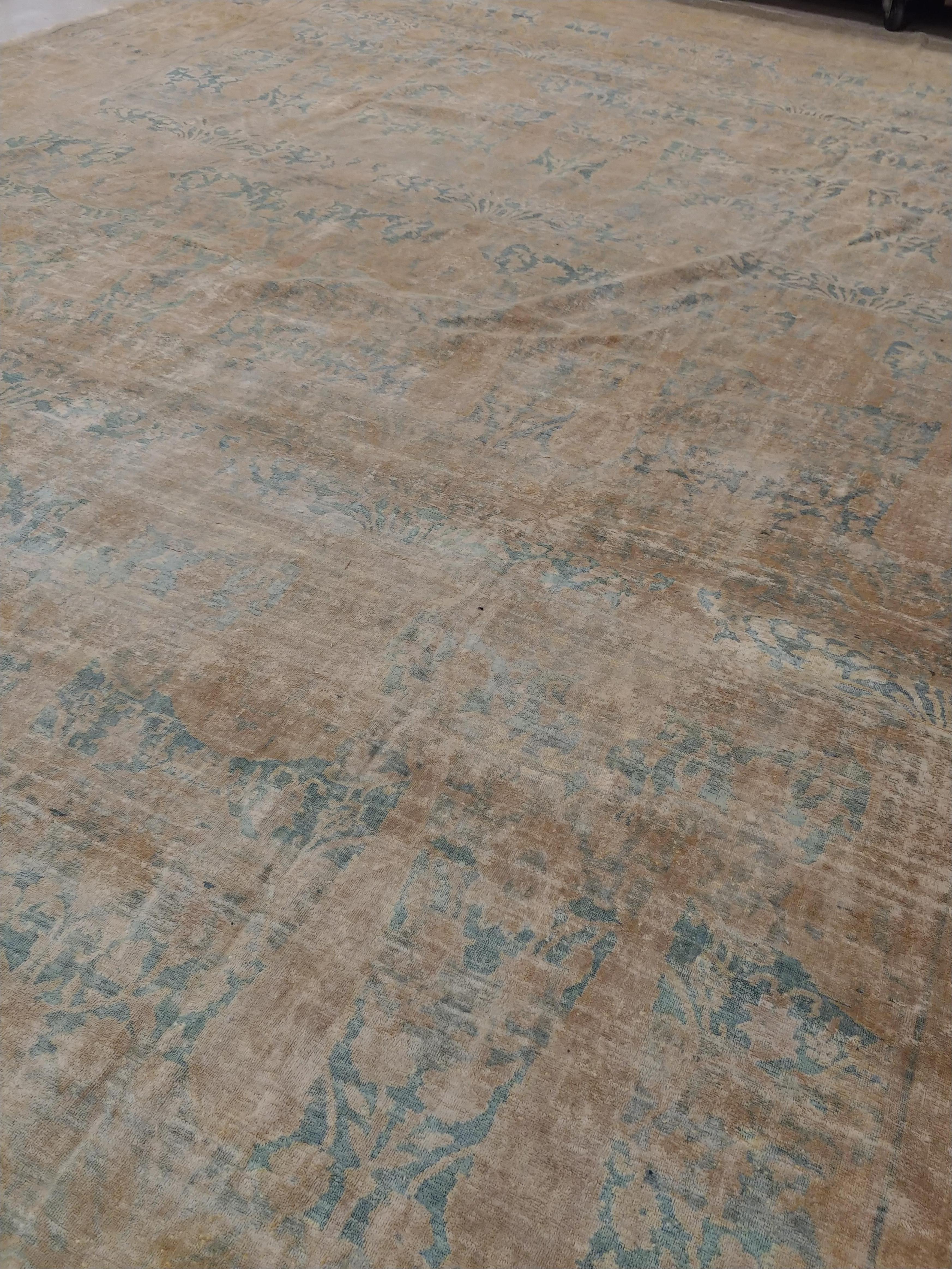 Antiker indischer Agra-Teppich, handgefertigter orientalischer Teppich, Hellblau, Gold, Elfenbein, weich (Indisch) im Angebot