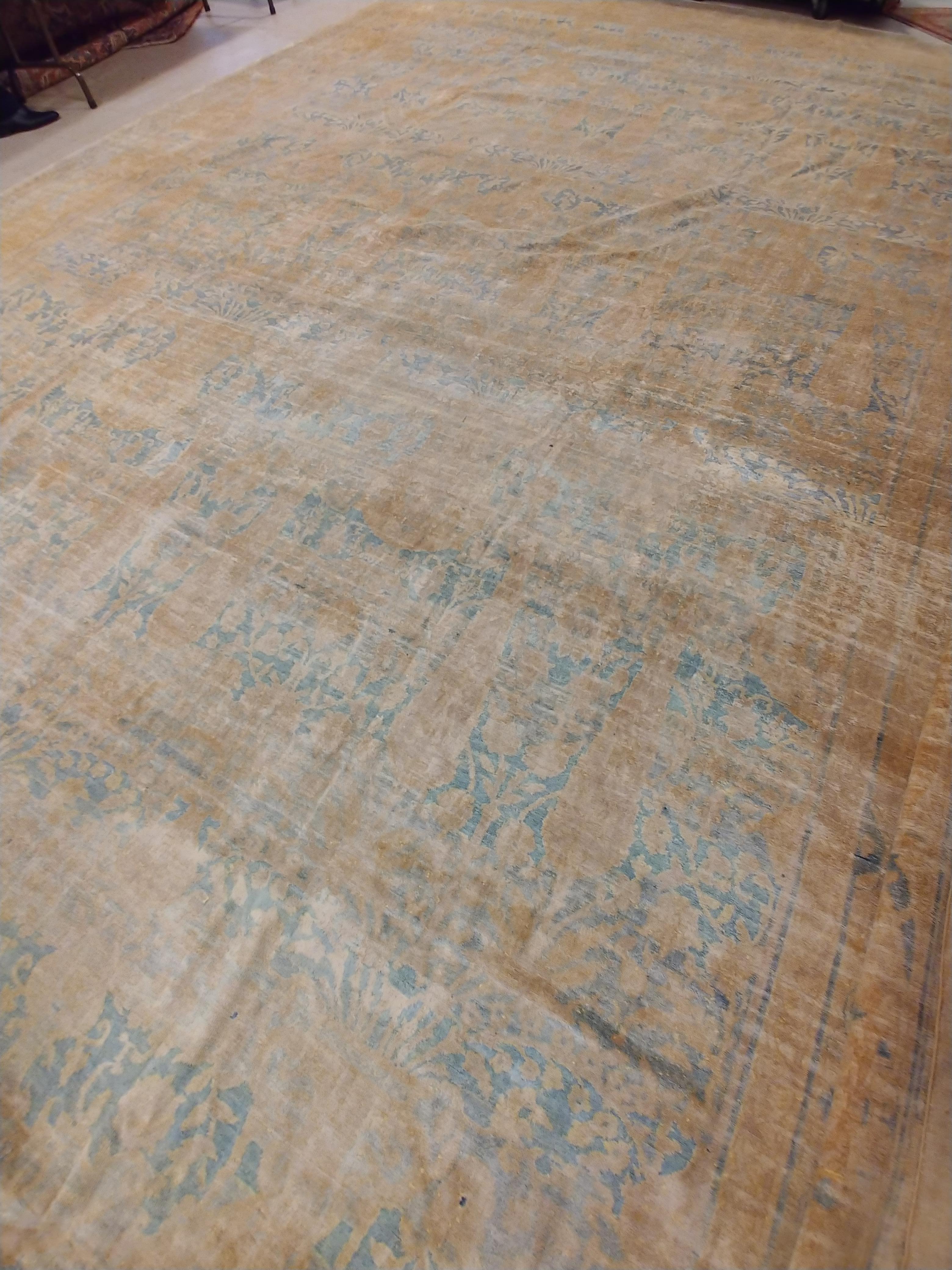 Antiker indischer Agra-Teppich, handgefertigter orientalischer Teppich, Hellblau, Gold, Elfenbein, weich (Handgeknüpft) im Angebot