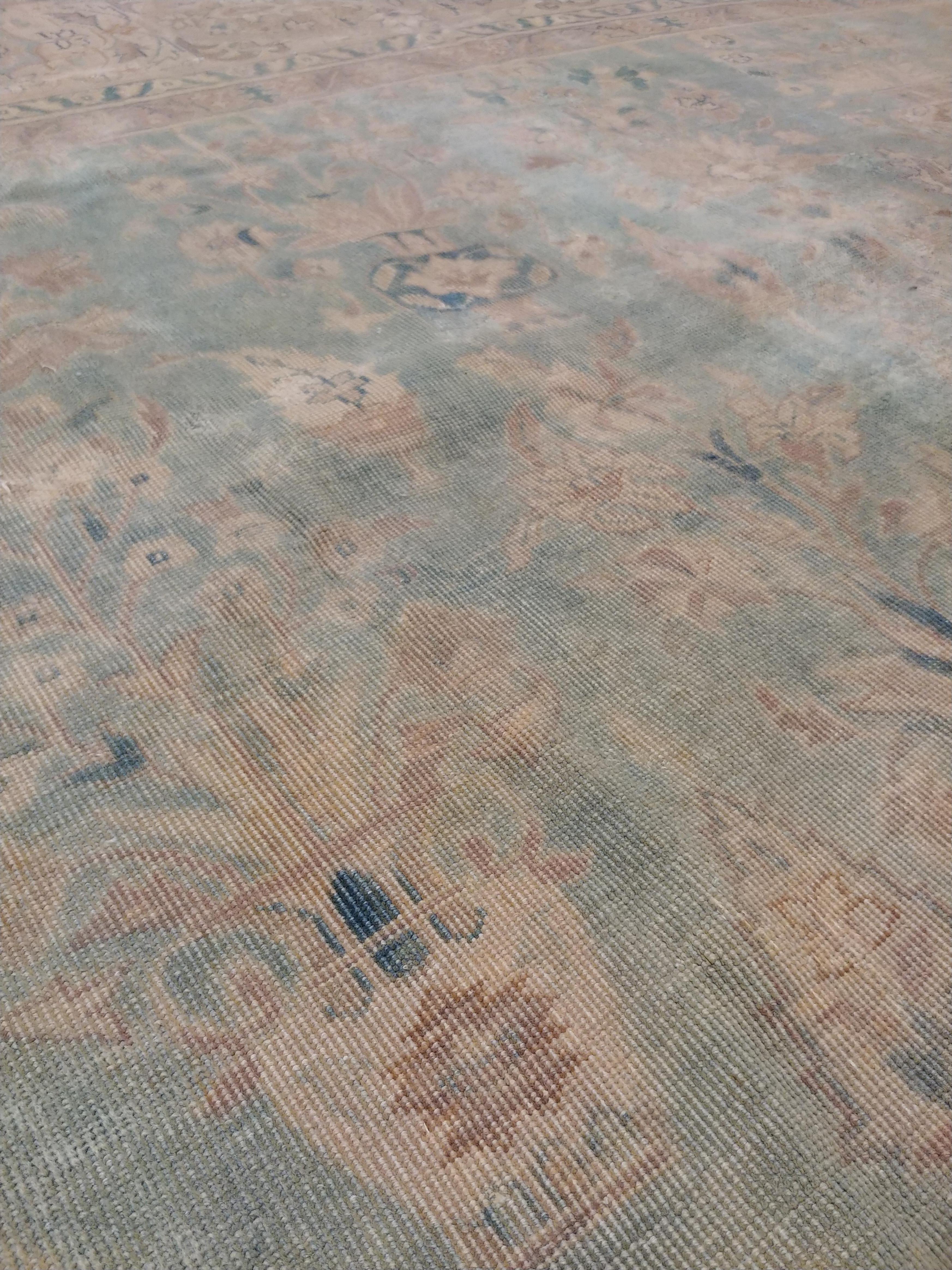 Antiker indischer Agra-Teppich, handgefertigter Teppich, Grün - Blau, Taupe, Beige, Allover im Zustand „Relativ gut“ im Angebot in Port Washington, NY