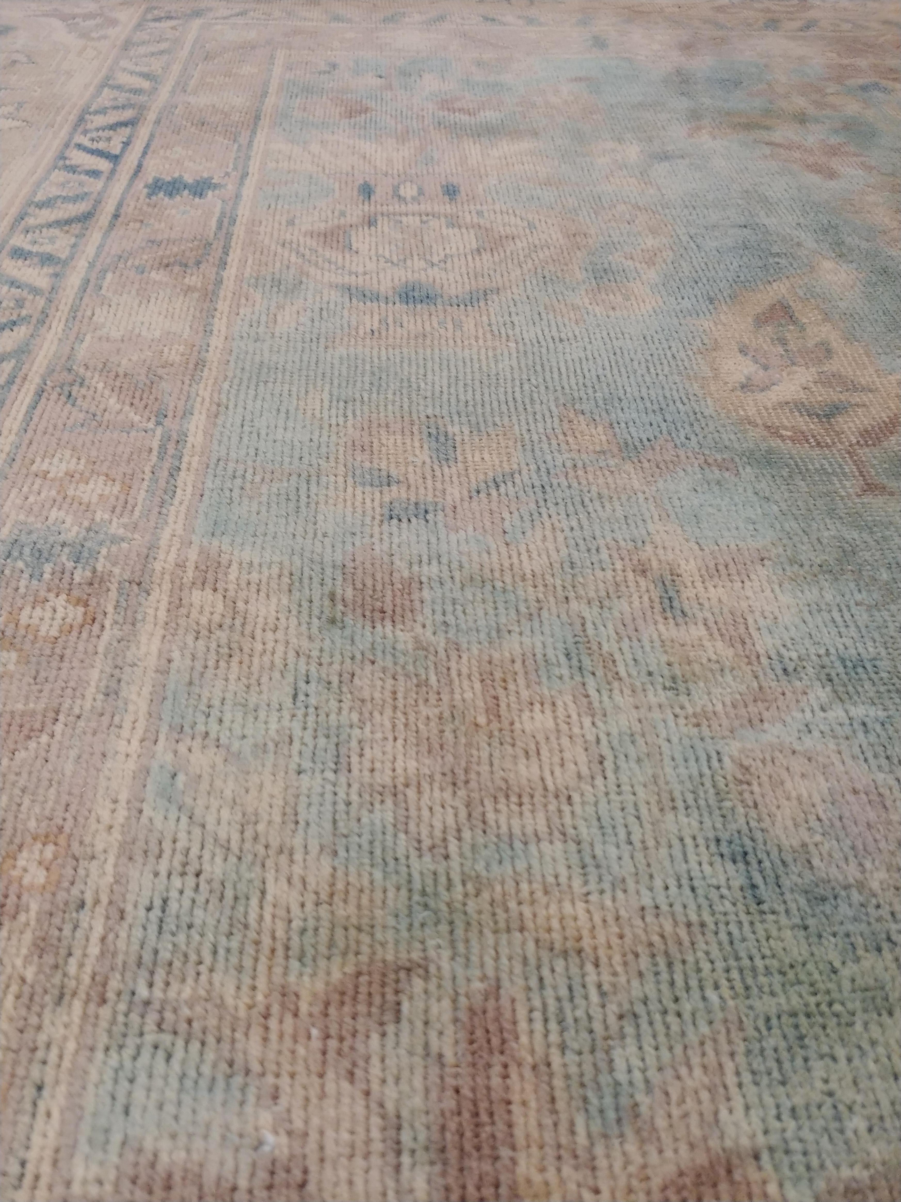 Antiker indischer Agra-Teppich, handgefertigter Teppich, Grün - Blau, Taupe, Beige, Allover (Wolle) im Angebot