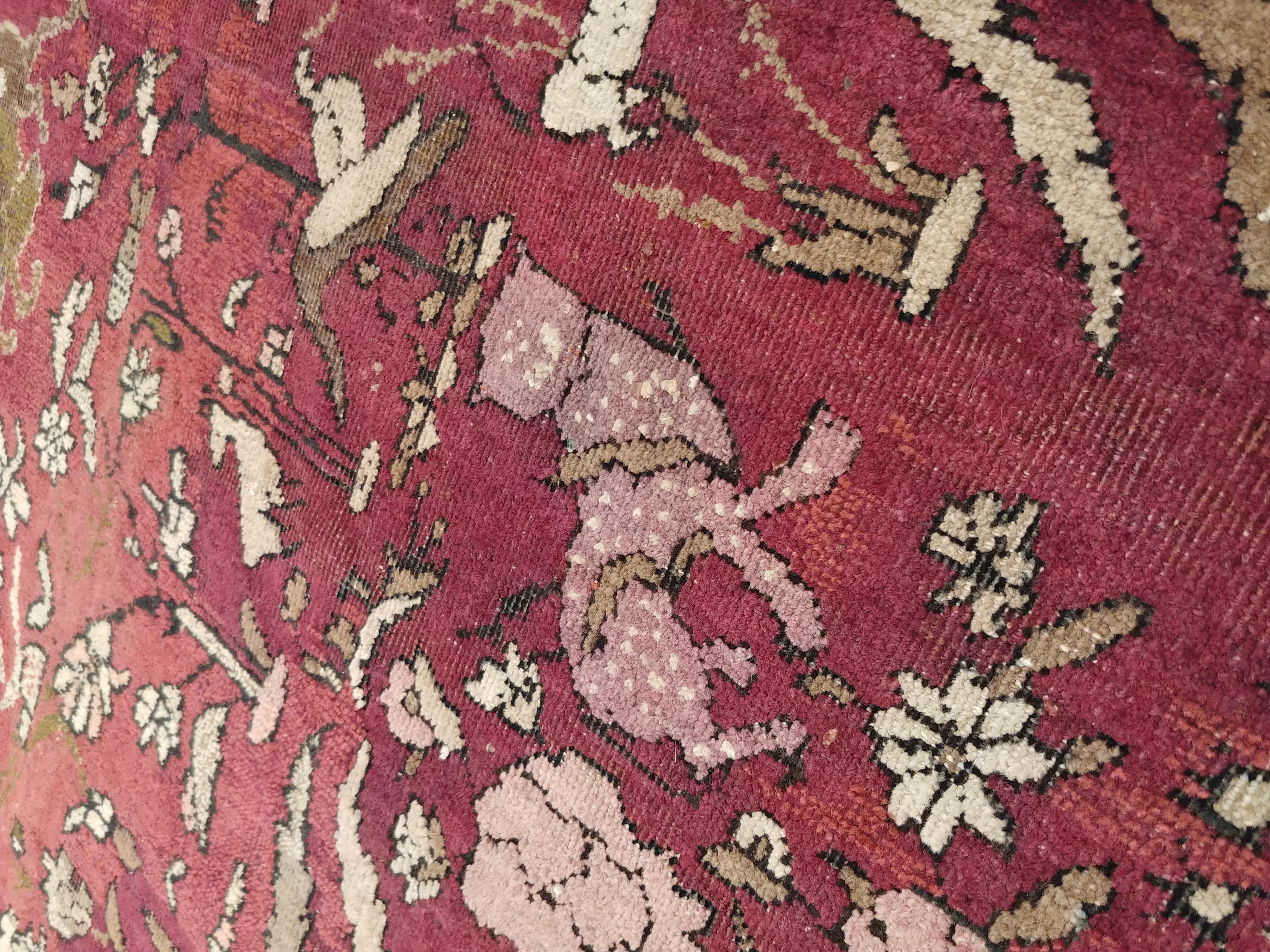 Agra-Teppiche sind heute die begehrtesten aller indischen Teppiche des 19. Agra-Teppiche waren extrem gut gefertigte, schwere und langlebige Teppiche und gelten als die besten indischen Teppiche. Dieser Teppich ist eine Nachbildung des späten 20.