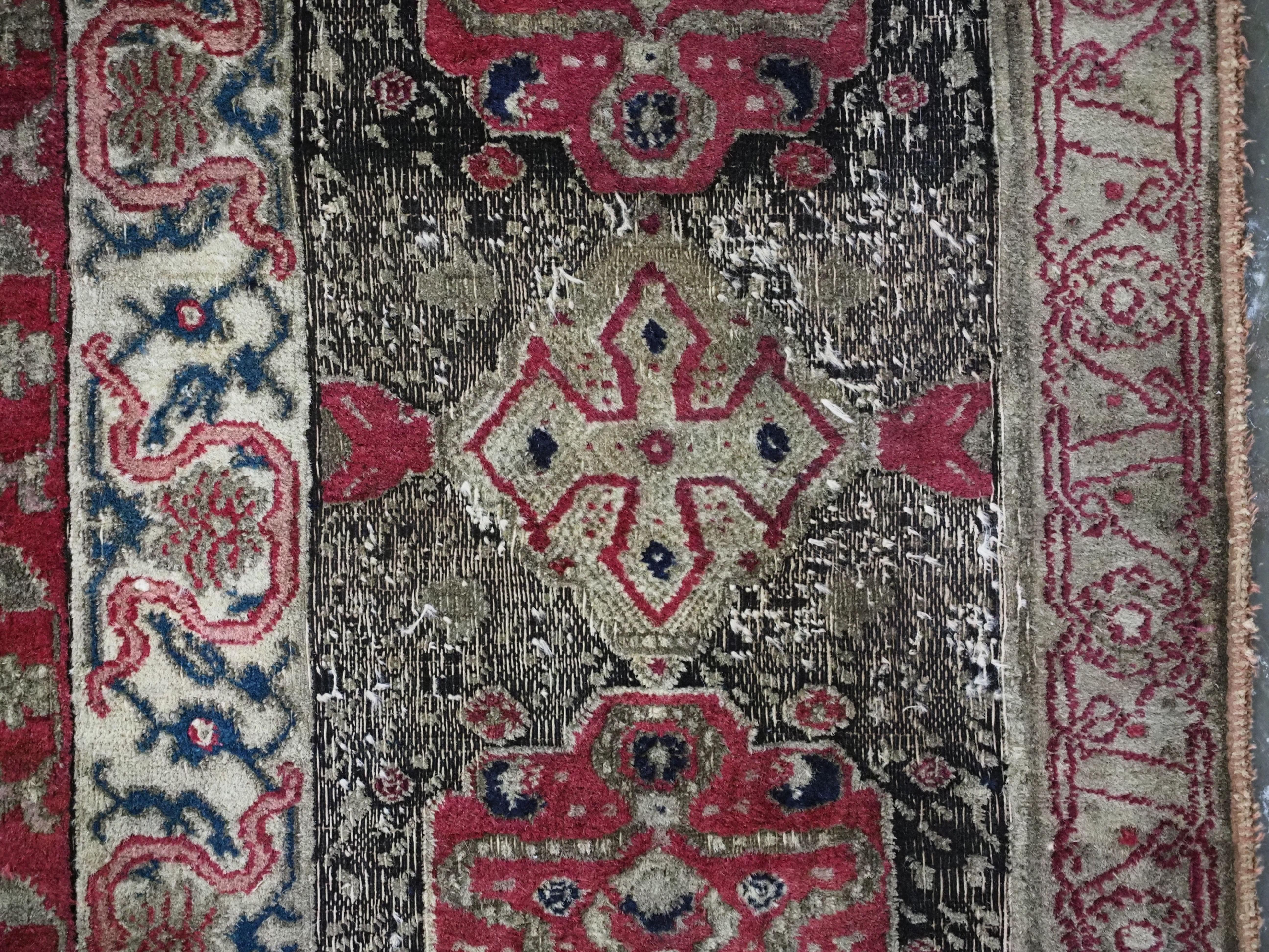 Antique Indian Agra carpet of 'Ardabil' design.  Circa 1880. For Sale 10