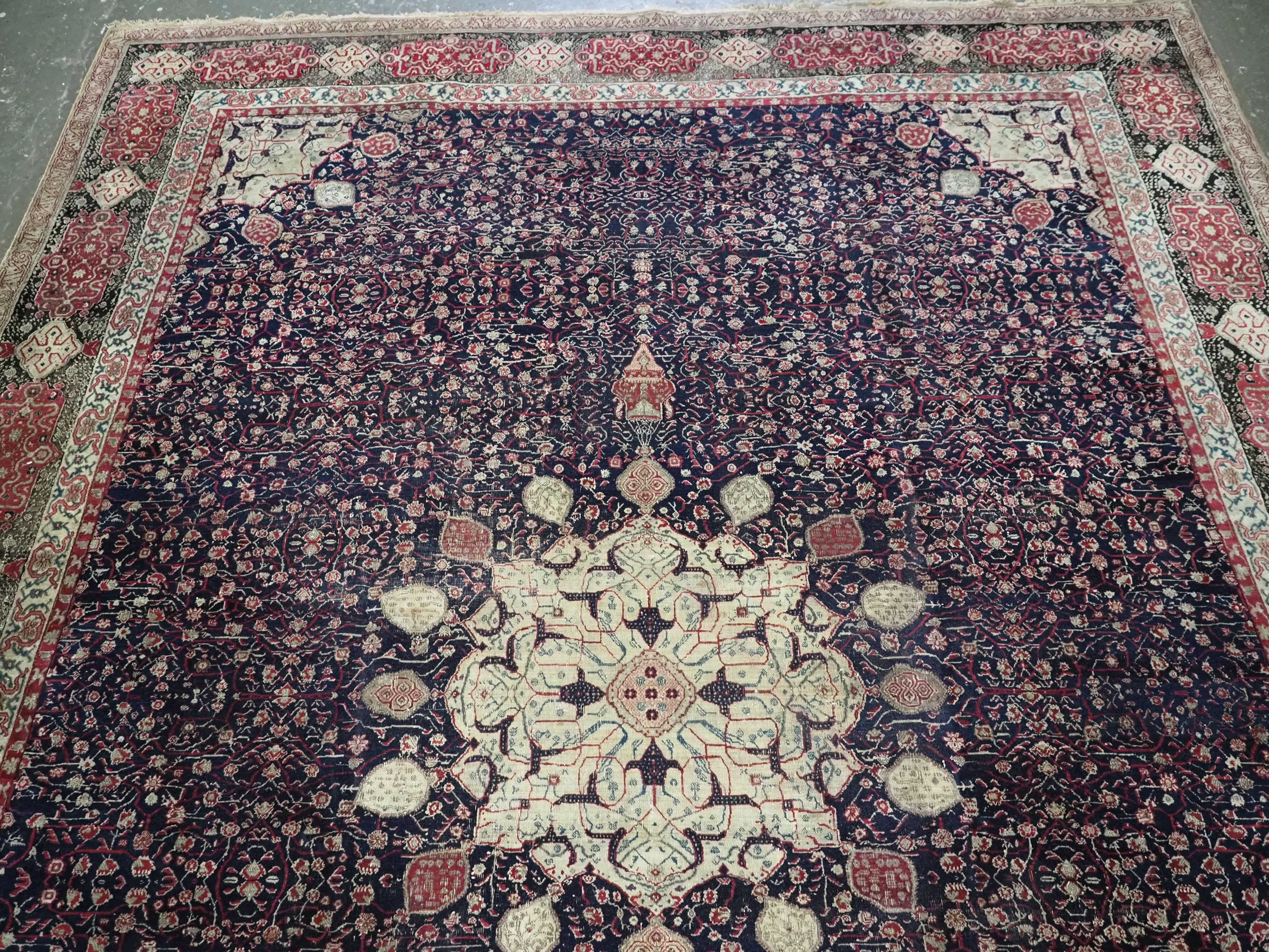 Antique Indian Agra carpet of 'Ardabil' design.  Circa 1880. In Good Condition For Sale In Moreton-In-Marsh, GB
