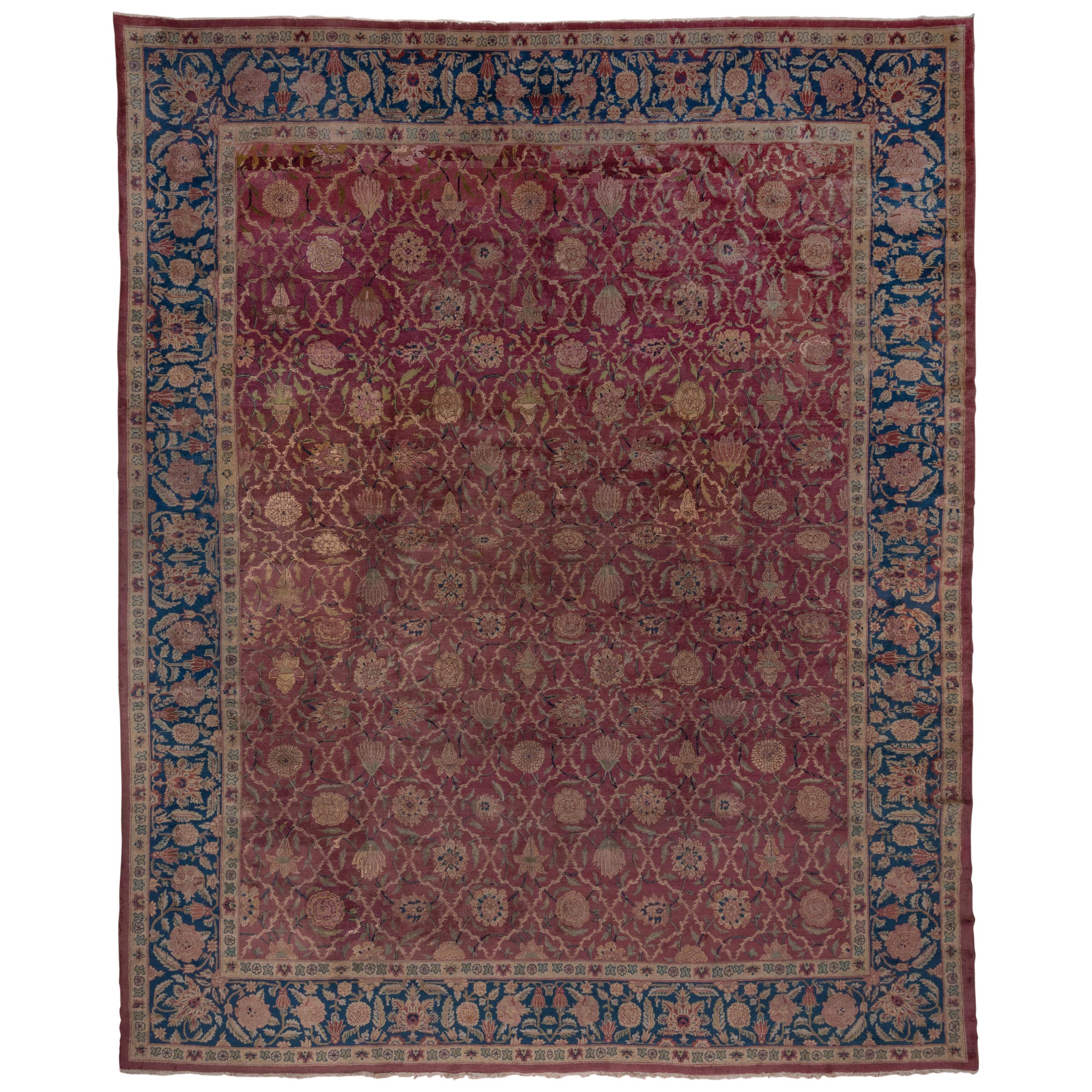 Tapis indien ancien Agra, terrain prune sur toute sa surface, bordures bleu royal en vente