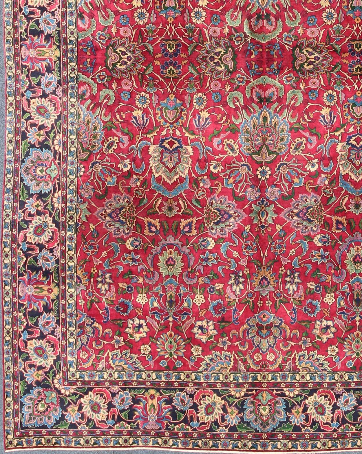 Tapis indien ancien d'Agra, de couleur framboise, en laine fine et brillante, aux couleurs multiples, avec un accent vert.  Keivan Woven Arts / D-1010, vers 1920, tapis d'Agra. Tapis indien / début du 20e siècle.  
Mesures : 9'10 x 14'4.
Cette