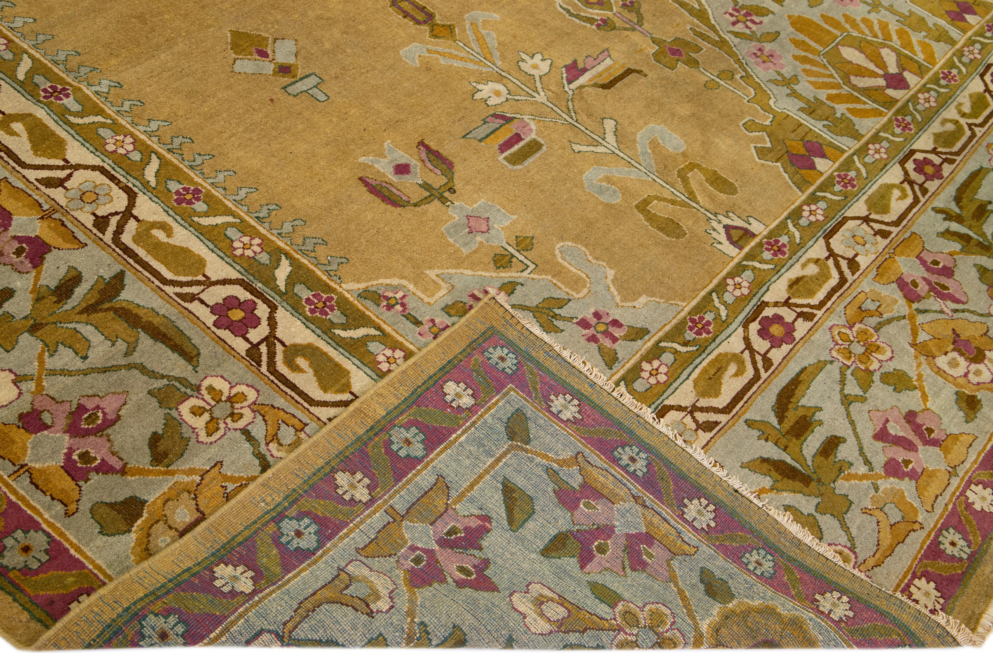 Magnifique tapis antique Agra en laine nouée à la main avec un champ de verge d'or. Ce tapis indien présente des accents multicolores dans un magnifique motif floral en médaillon.

Ce tapis mesure : 14'2