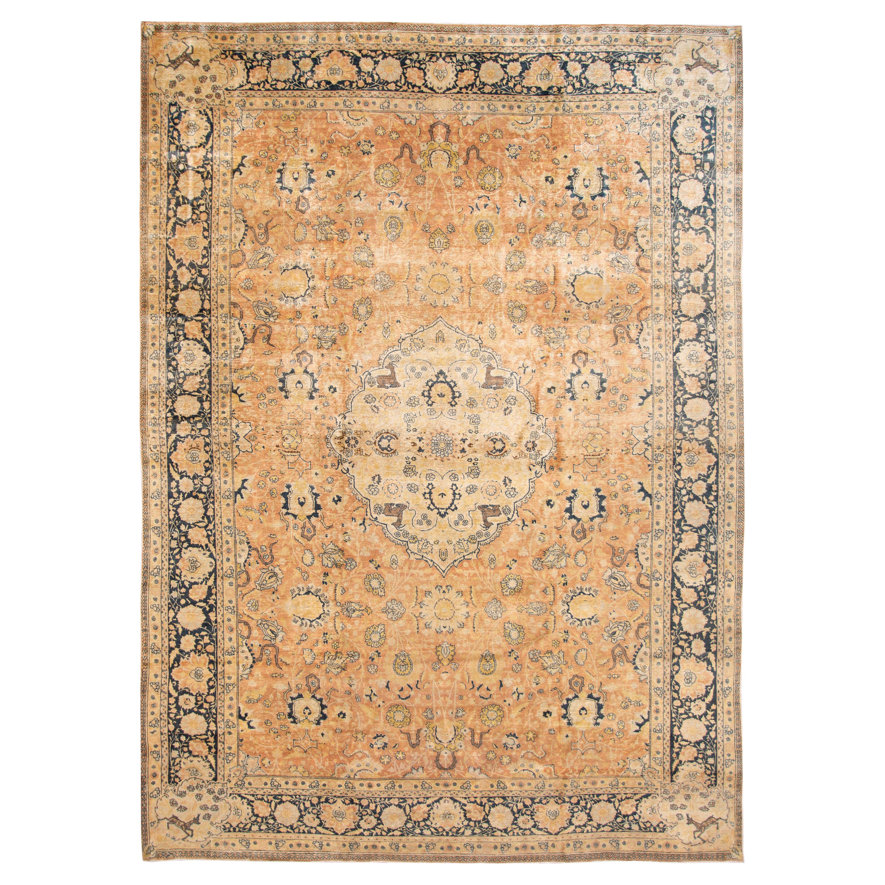 Antiker indischer Agra handgefertigter Oversize-Wollteppich mit Medaillon-Motiv in Pfirsich im Angebot