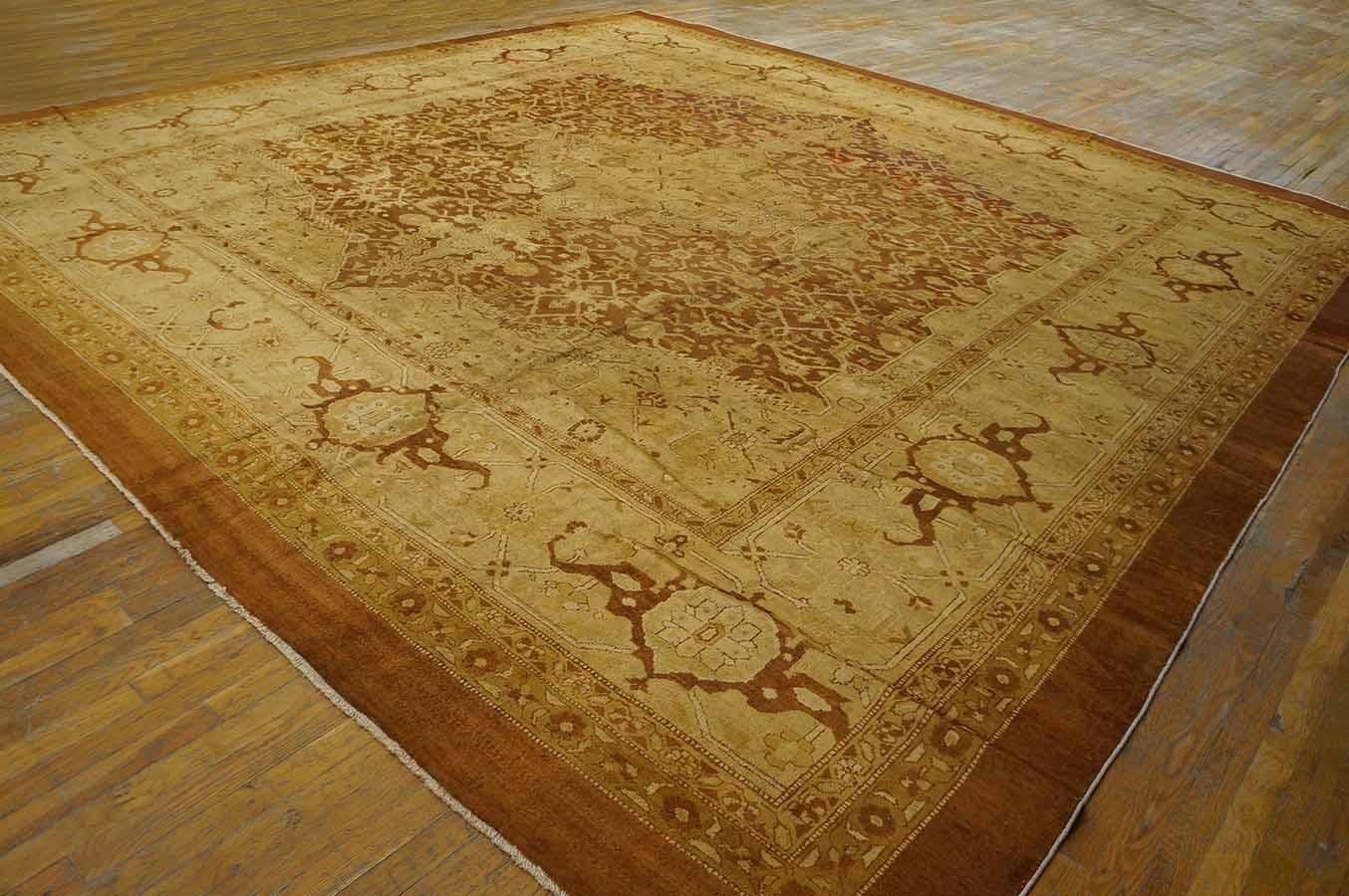 Tappeto Agra indiano dei primi del Novecento ( 14' X 14' - 427 x 427 )
Ogni disegno persiano veniva interpretato ad Agra e questo tappeto del 1900 circa attinge alle fonti migliori: bande di nuvole, foglie curve, bordo a palmette di tartaruga. Il