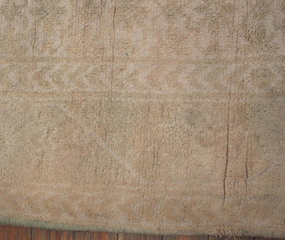 Antique Indian Agra rug. Size: 4'0